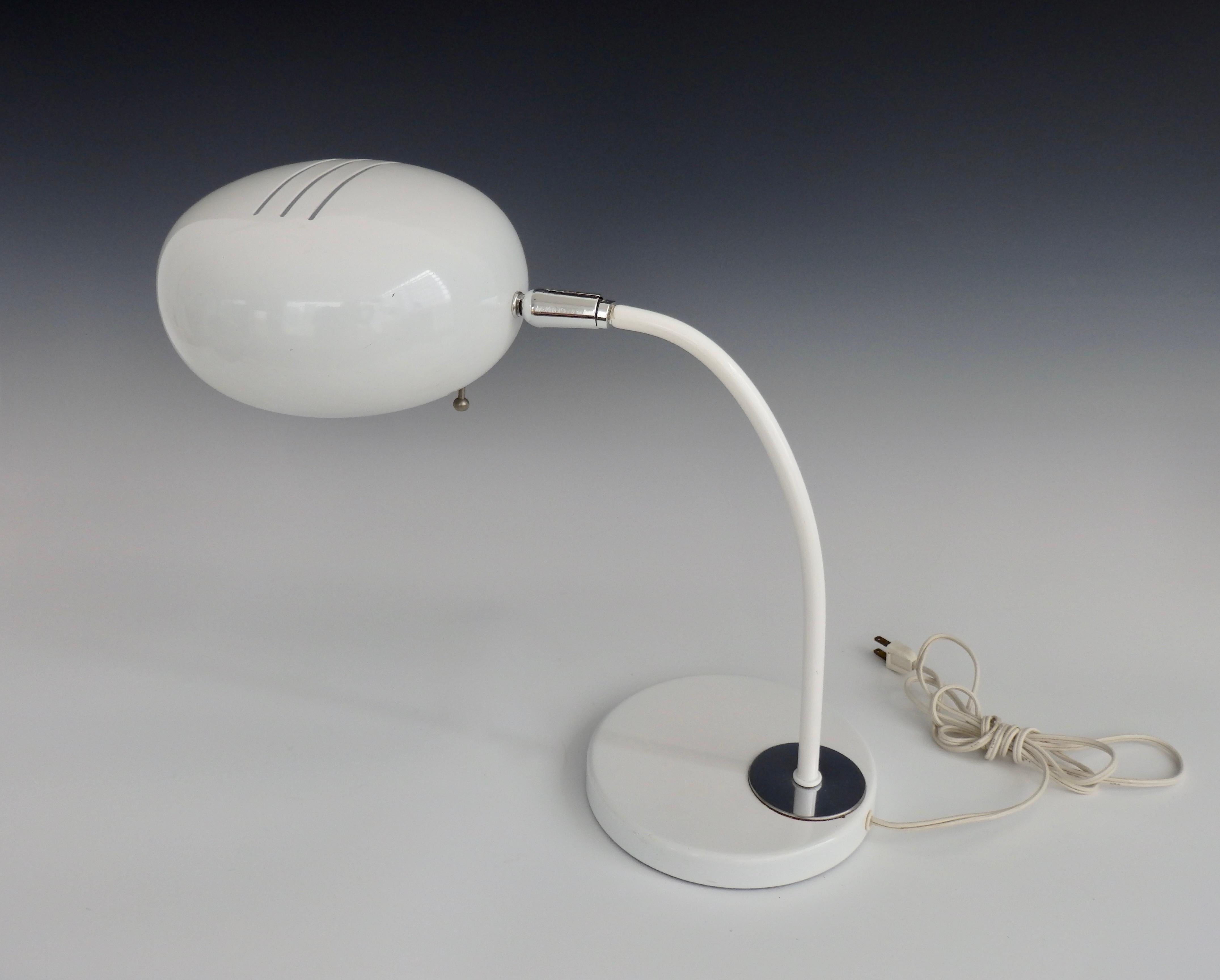 Midcentury White Round Desk Lamp In Good Condition For Sale In Ferndale, MI