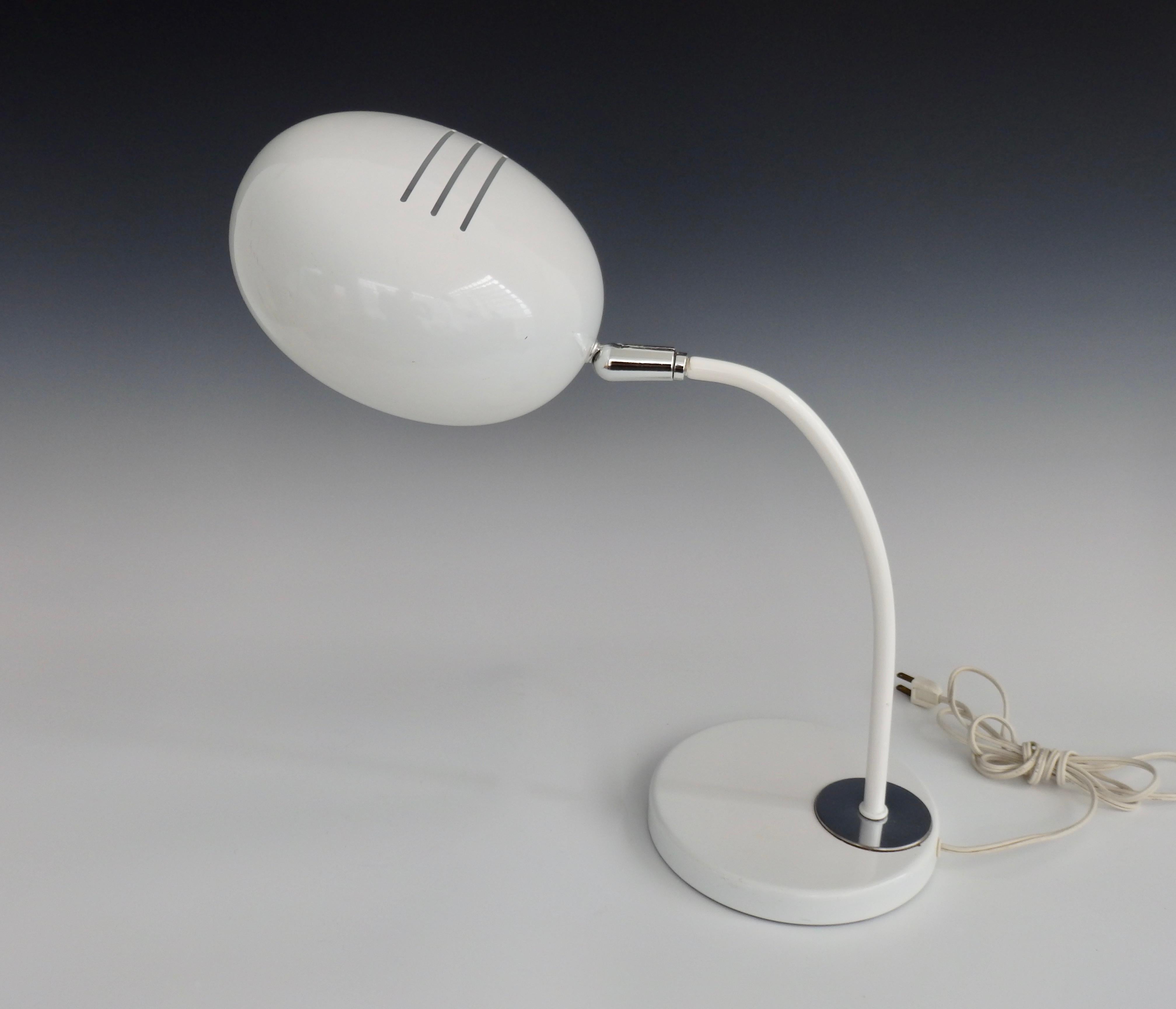 Lampe de bureau ronde blanche du milieu du siècle dernier en vente 2