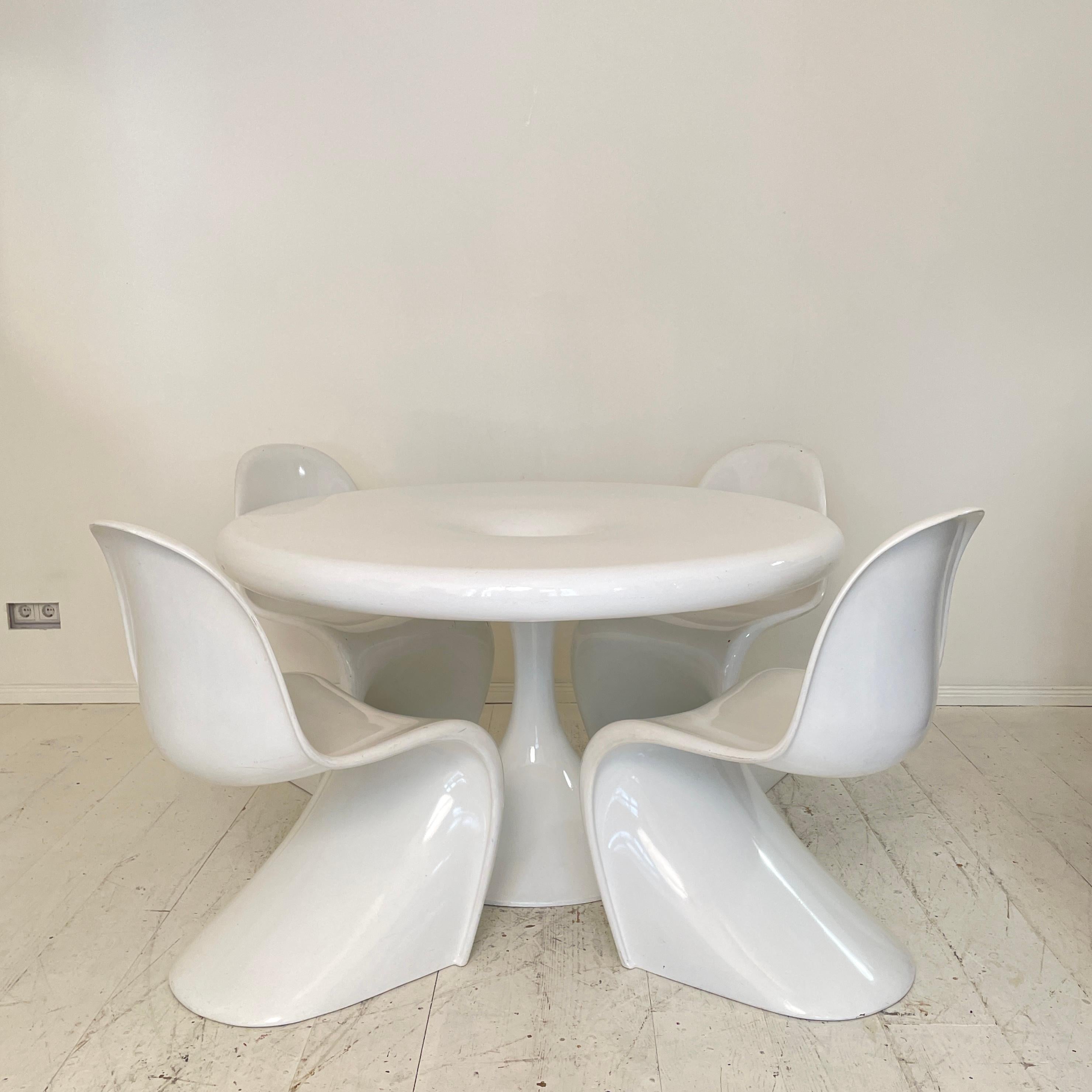Mid Century White Round Dining Table by Eero Aarnio, around 1970 For Sale 5
