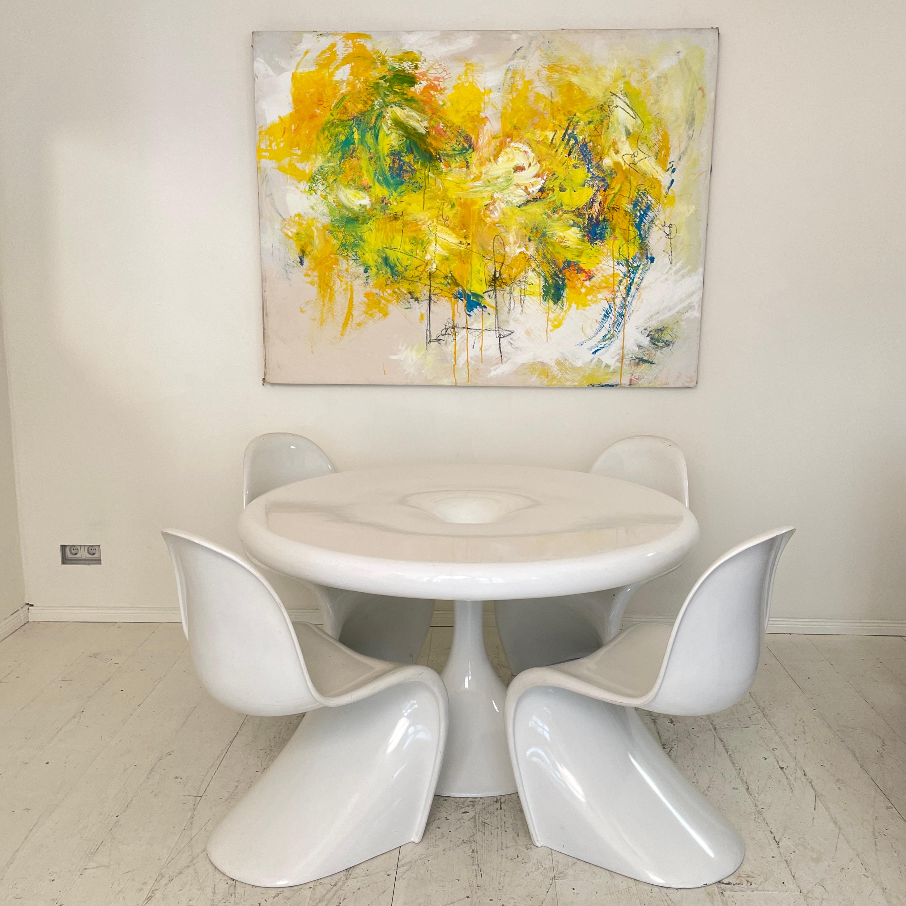 Mid Century White Round Dining Table by Eero Aarnio, around 1970 For Sale 8