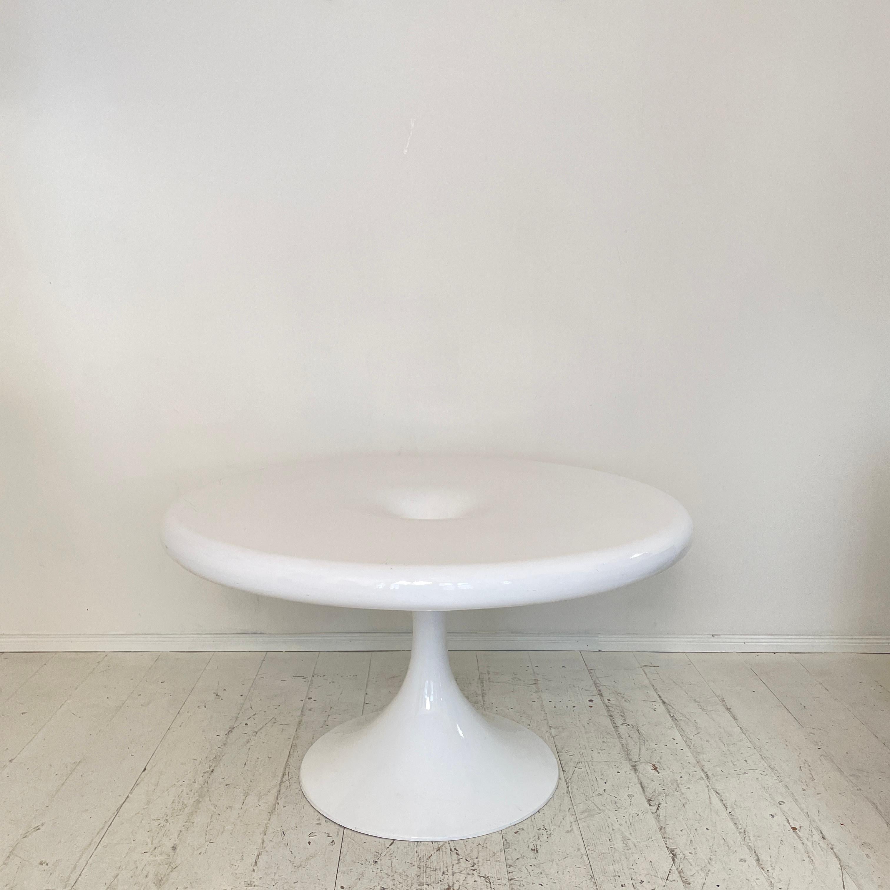 This fantastic and very rare Kantarelli Dining Table by Finnish designer Eero Aarnio was made in white fiberglass-reinforced polyester. The circular table top is resting on a central tulip foot.
The table was made circa 1970.
Great Vintage Condition