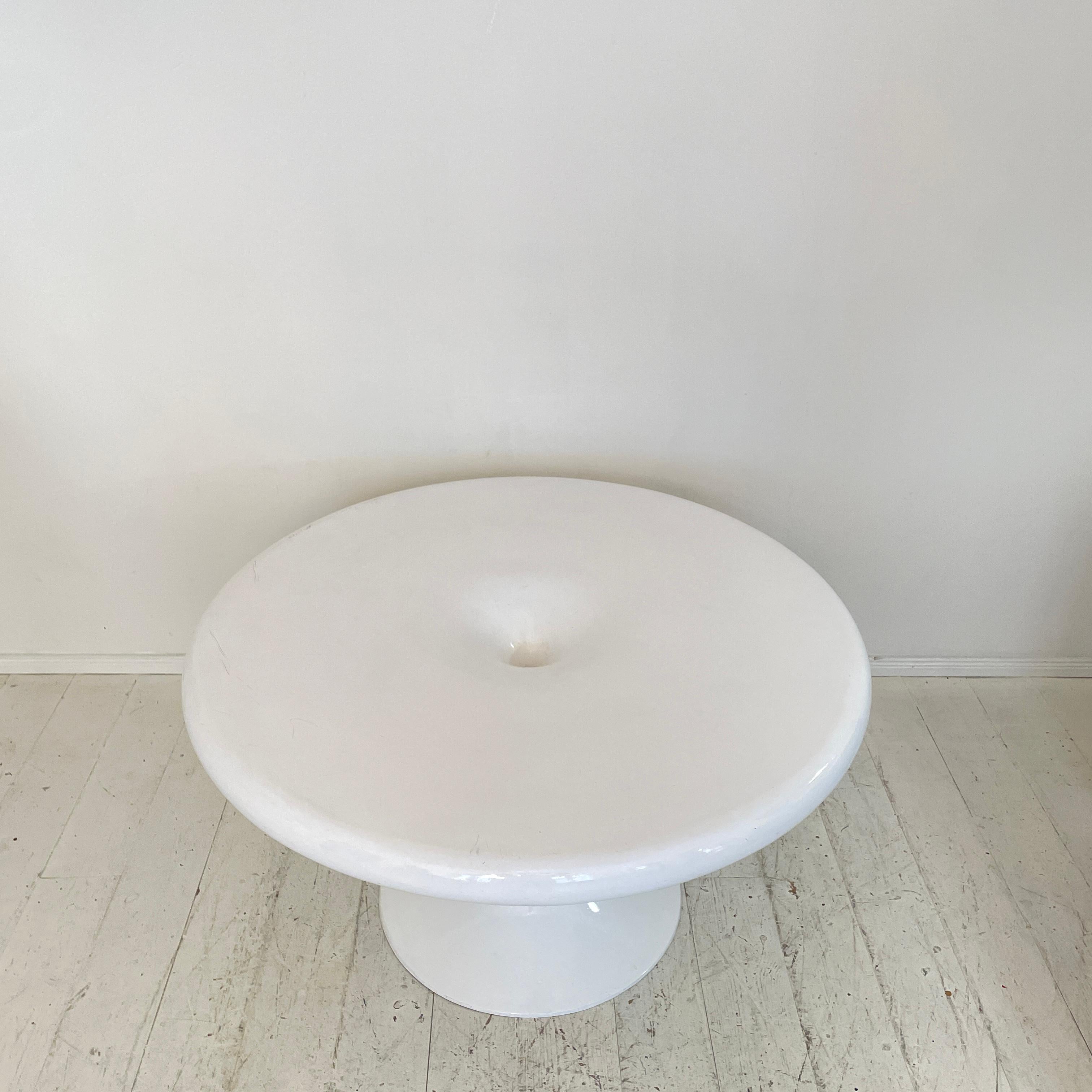 Finnish Mid Century White Round Dining Table by Eero Aarnio, around 1970 For Sale