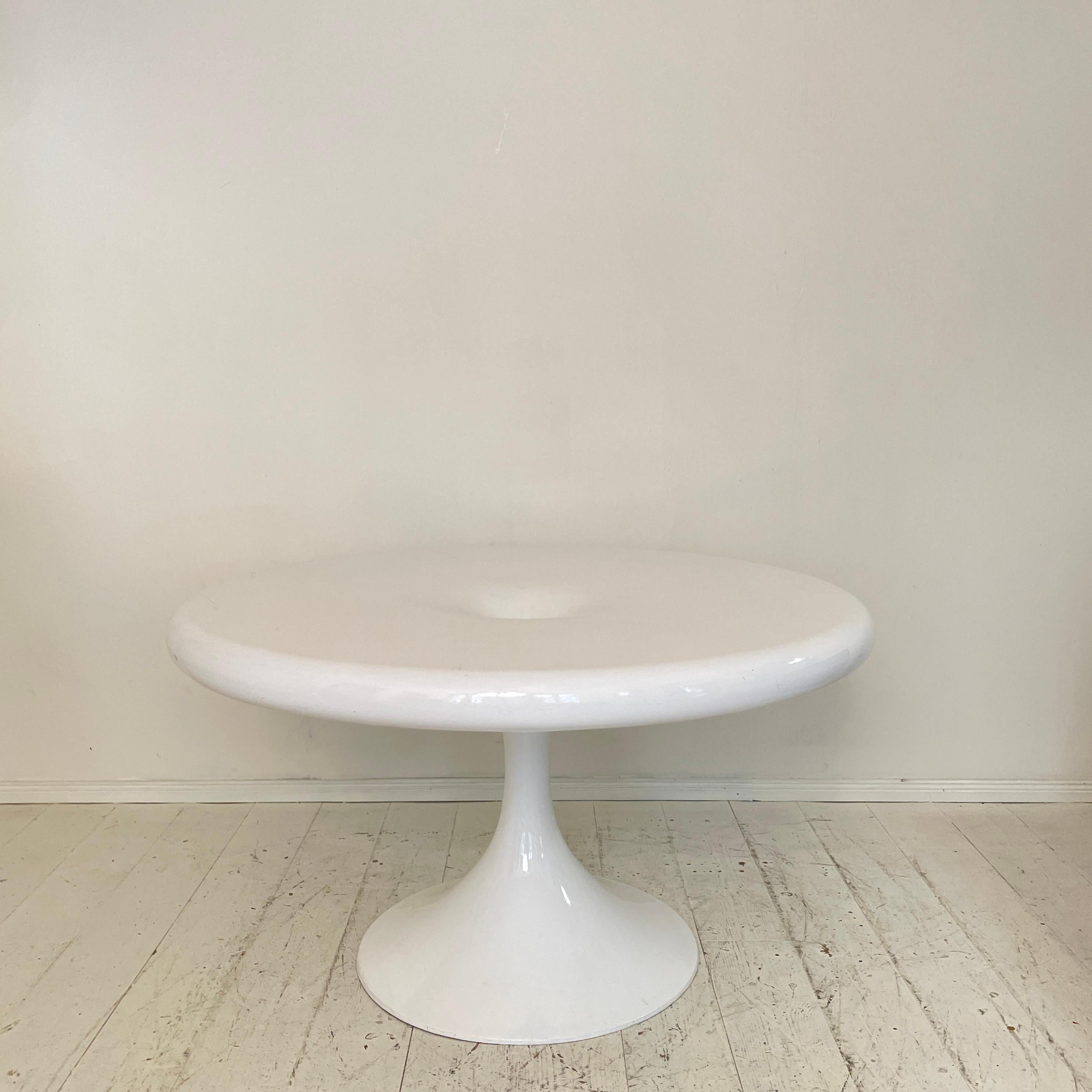 Mid Century White Round Dining Table by Eero Aarnio, around 1970 In Good Condition For Sale In Berlin, DE