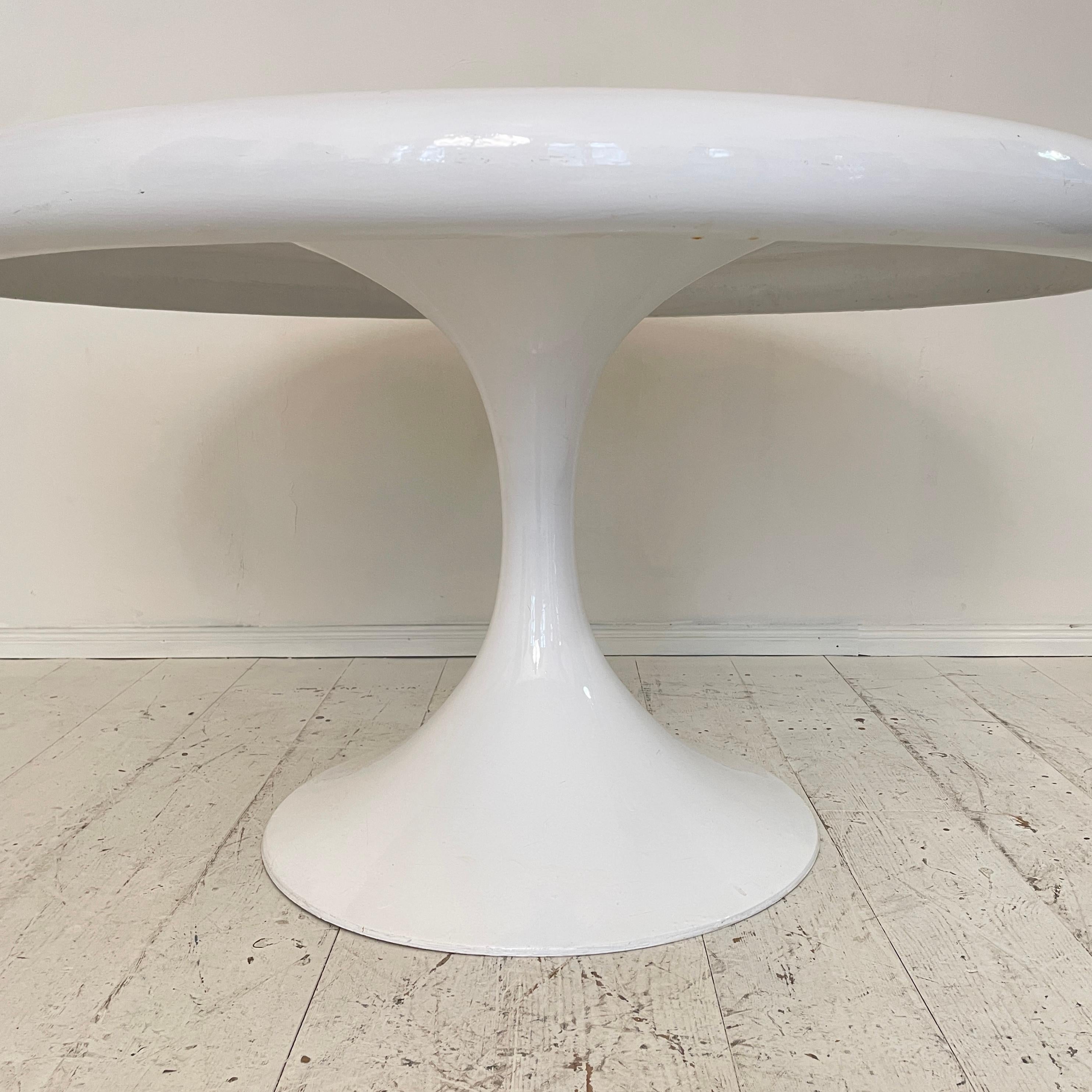 Mid Century White Round Dining Table by Eero Aarnio, around 1970 For Sale 2