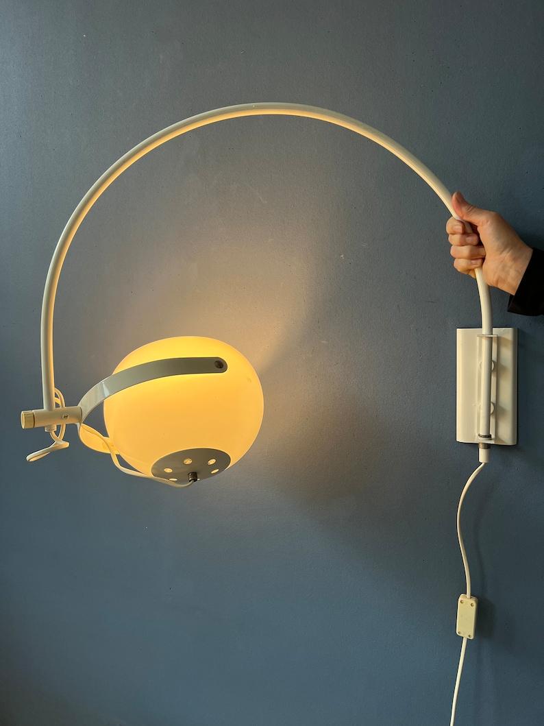 Mid Century White Space Age Mushroom Arc Wall Lamp In Good Condition For Sale In ROTTERDAM, ZH