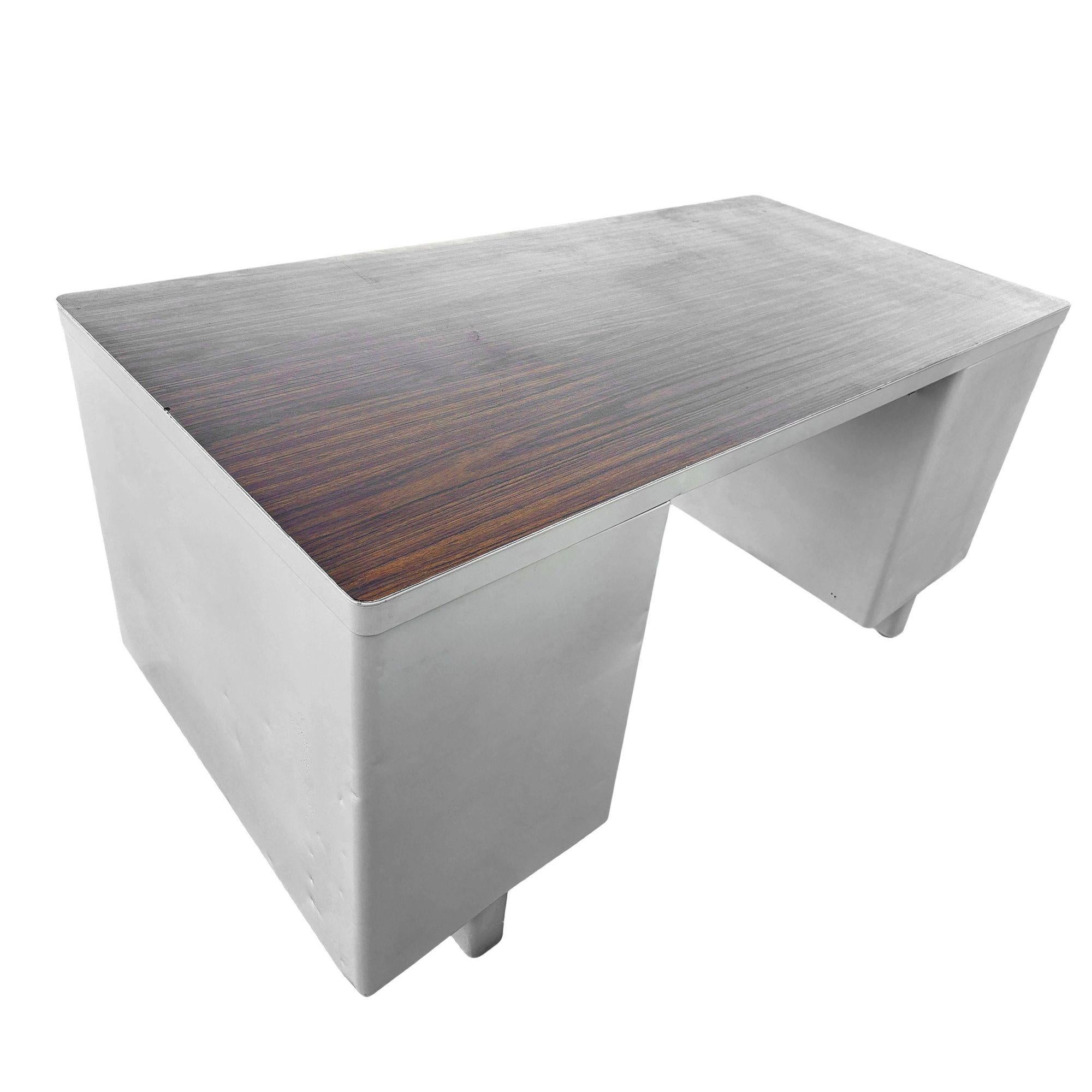 Americano Serbatoio in acciaio bianco di metà secolo con piano in formica di Globe Wernicke in vendita