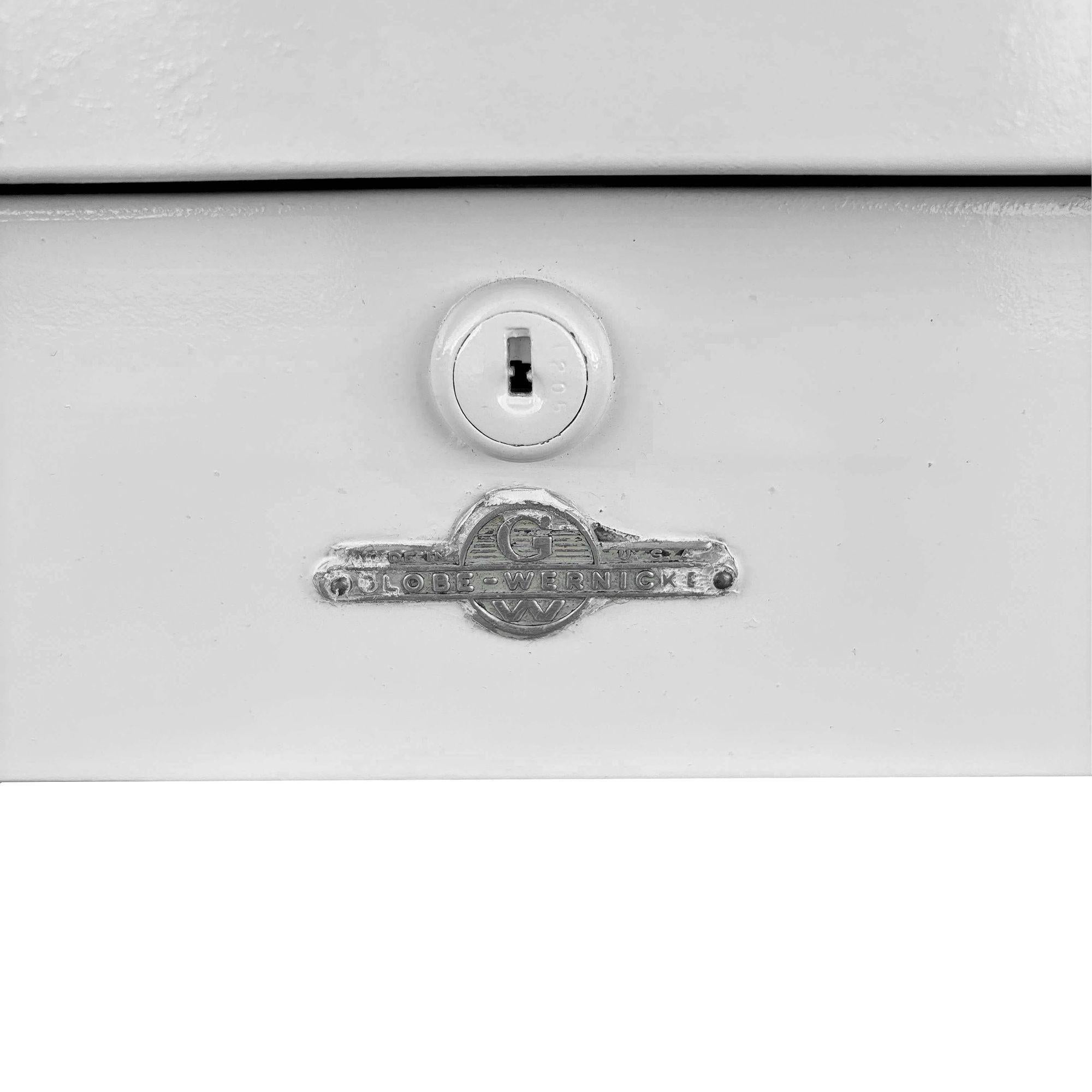 Serbatoio in acciaio bianco di metà secolo con piano in formica di Globe Wernicke in vendita 1