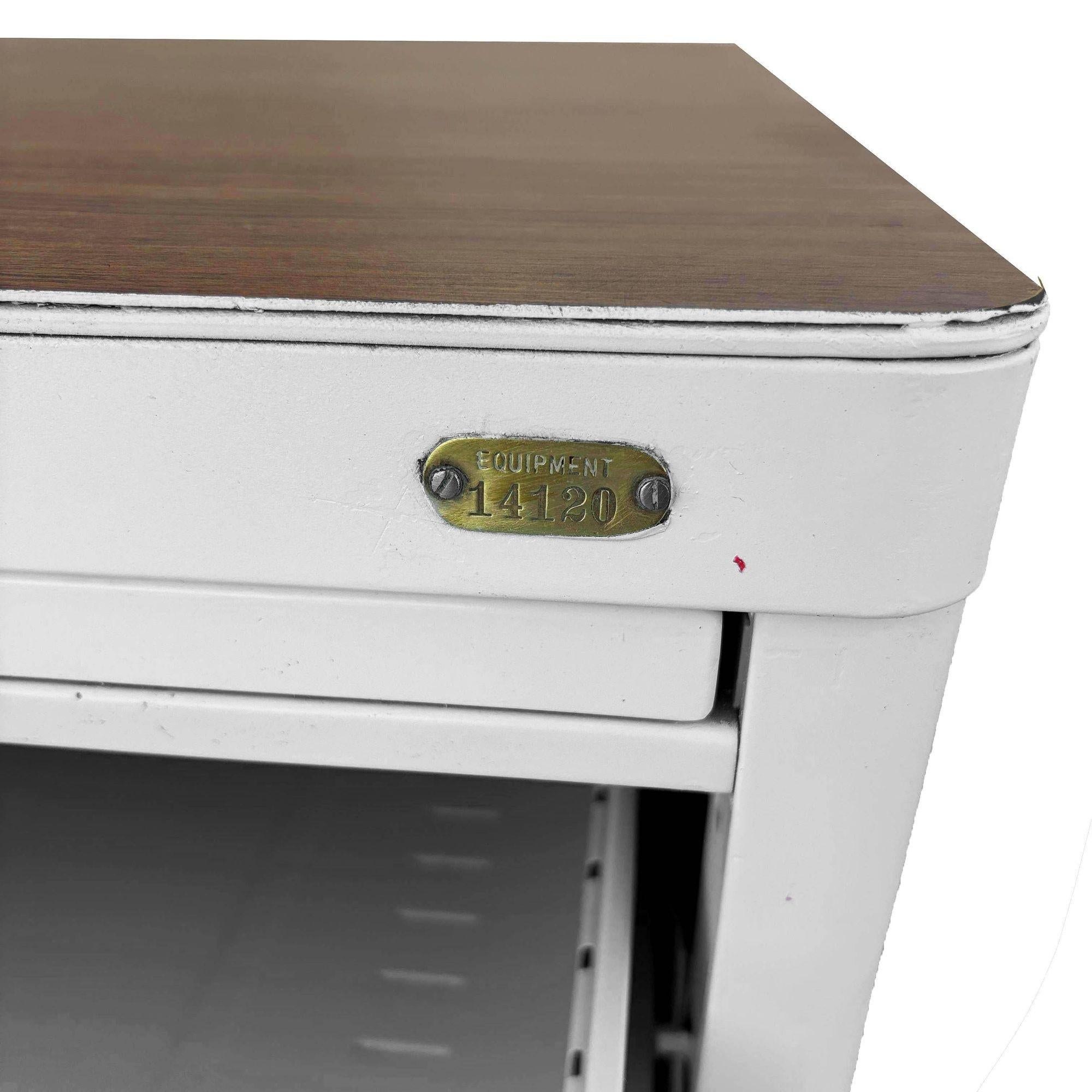 Serbatoio in acciaio bianco di metà secolo con piano in formica di Globe Wernicke in vendita 2