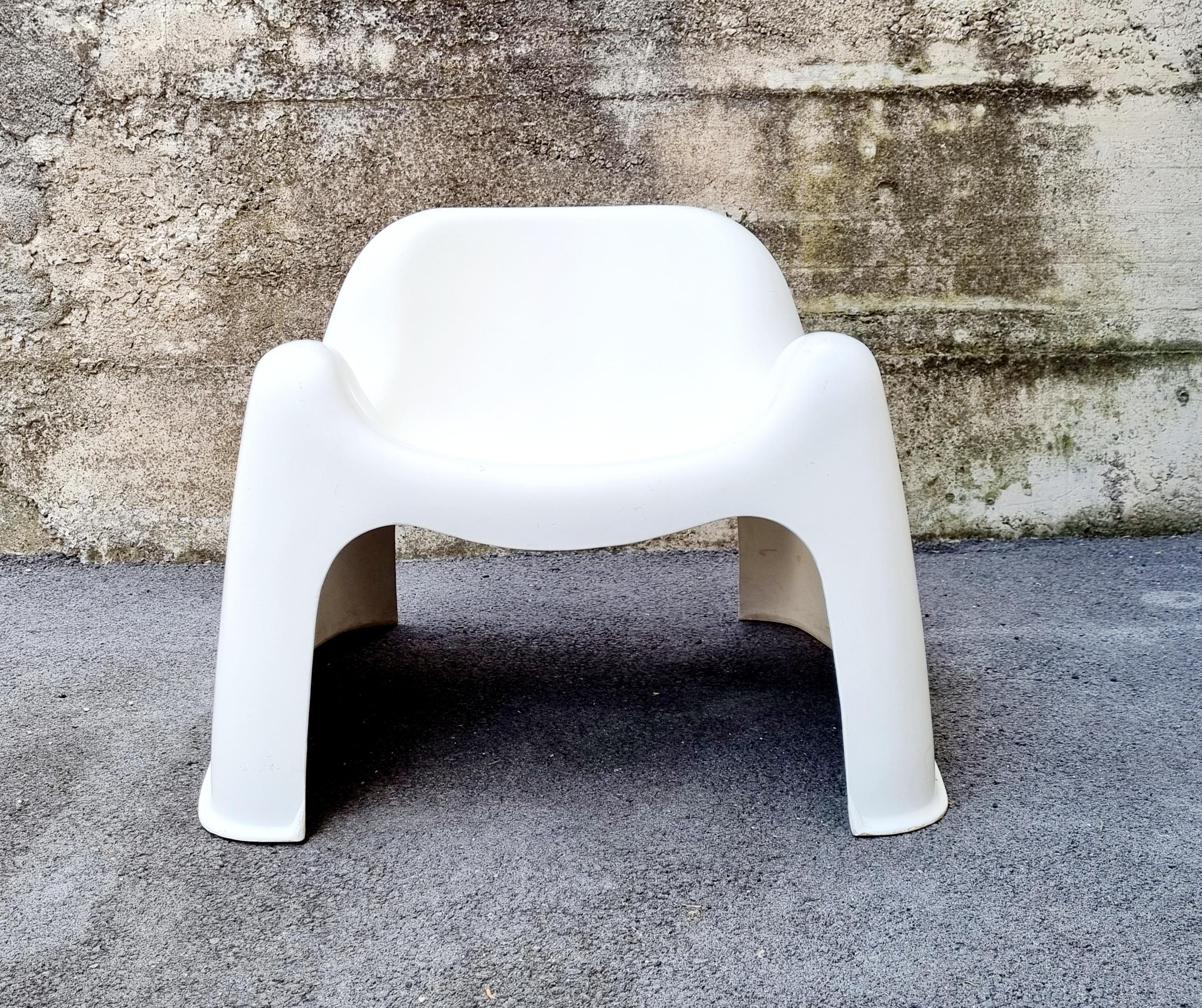 The Toga chair was designed in 1968 by Sergio Mazza for Artemide.
With its flowing shape this chair is like an organic sculpture.
The fiberglass was cast into one piece.
Toga chair is part of the Albert & Victoria Museum collection in