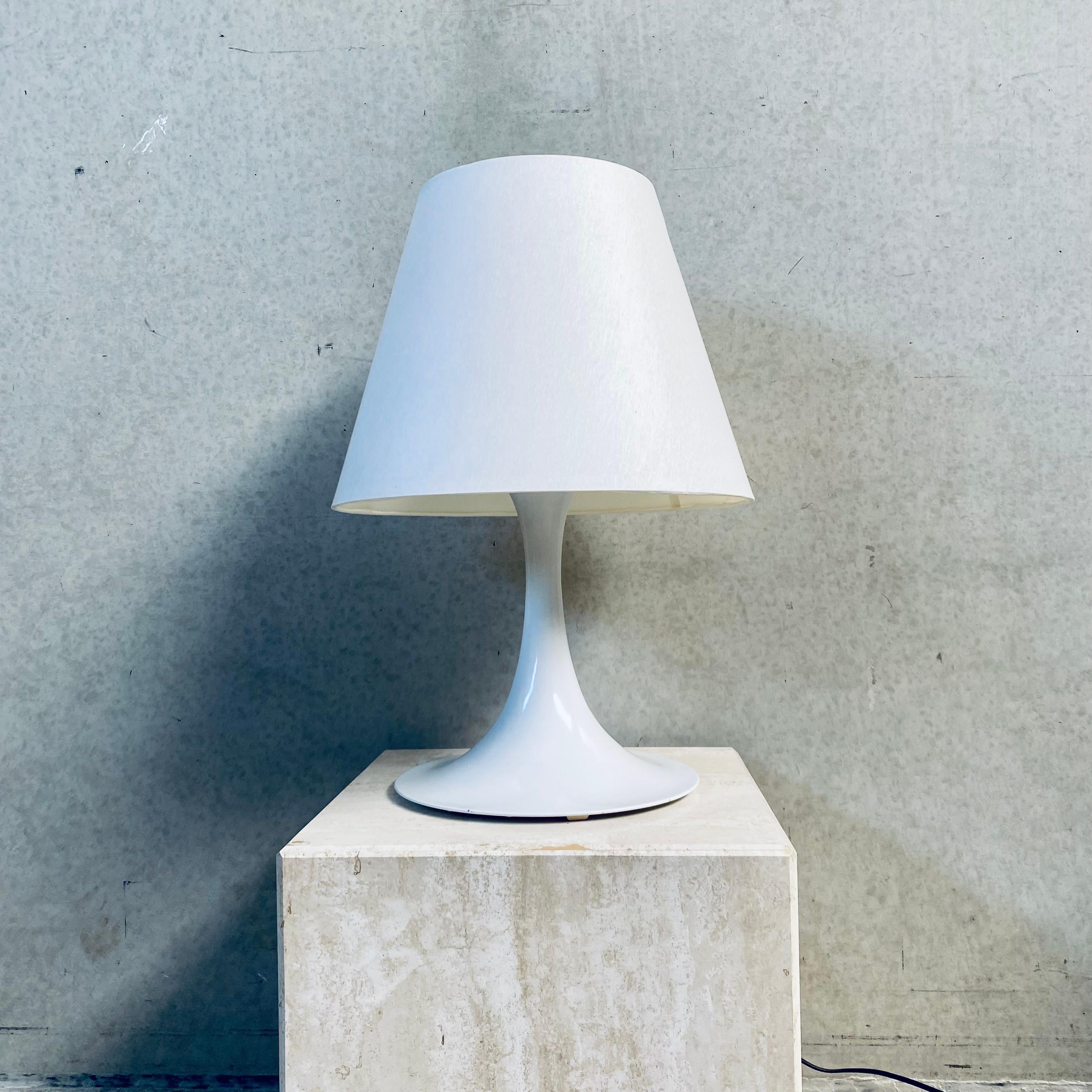 Elegant Mid-Century White Table Lamp by RAAK Amsterdam (lampe de table blanche du milieu du siècle)

Description : Élevez votre espace avec le charme intemporel de la lampe de table blanche du milieu du siècle, modèle D2128, méticuleusement