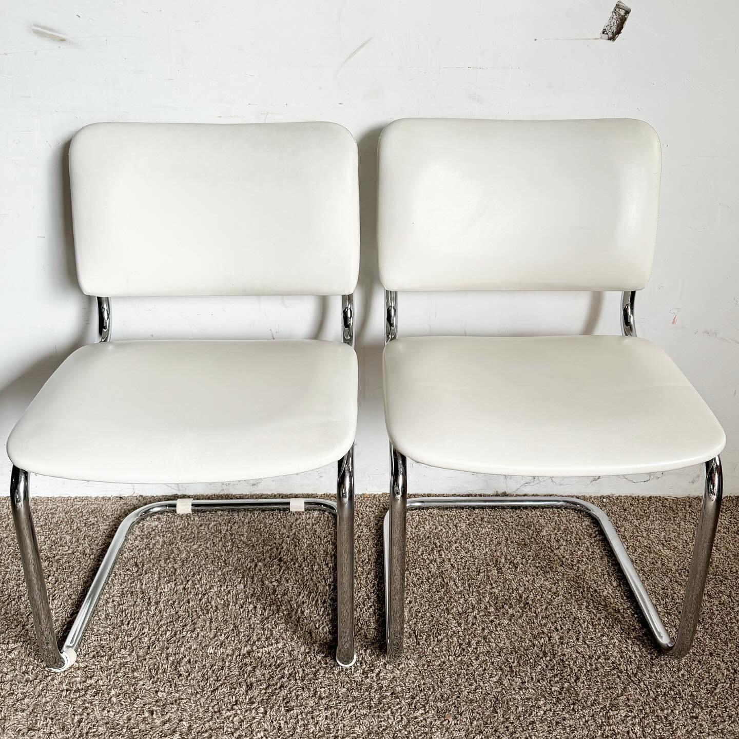 Die Elegant Mid-Century Chrome Dining Chairs von Loewenstein/Oggo verbinden Stil und Komfort. Mit ihren verchromten Freischwingergestellen und den weißen Vinylpolstern verkörpern sie die moderne Eleganz der Jahrhundertmitte und passen perfekt zu
