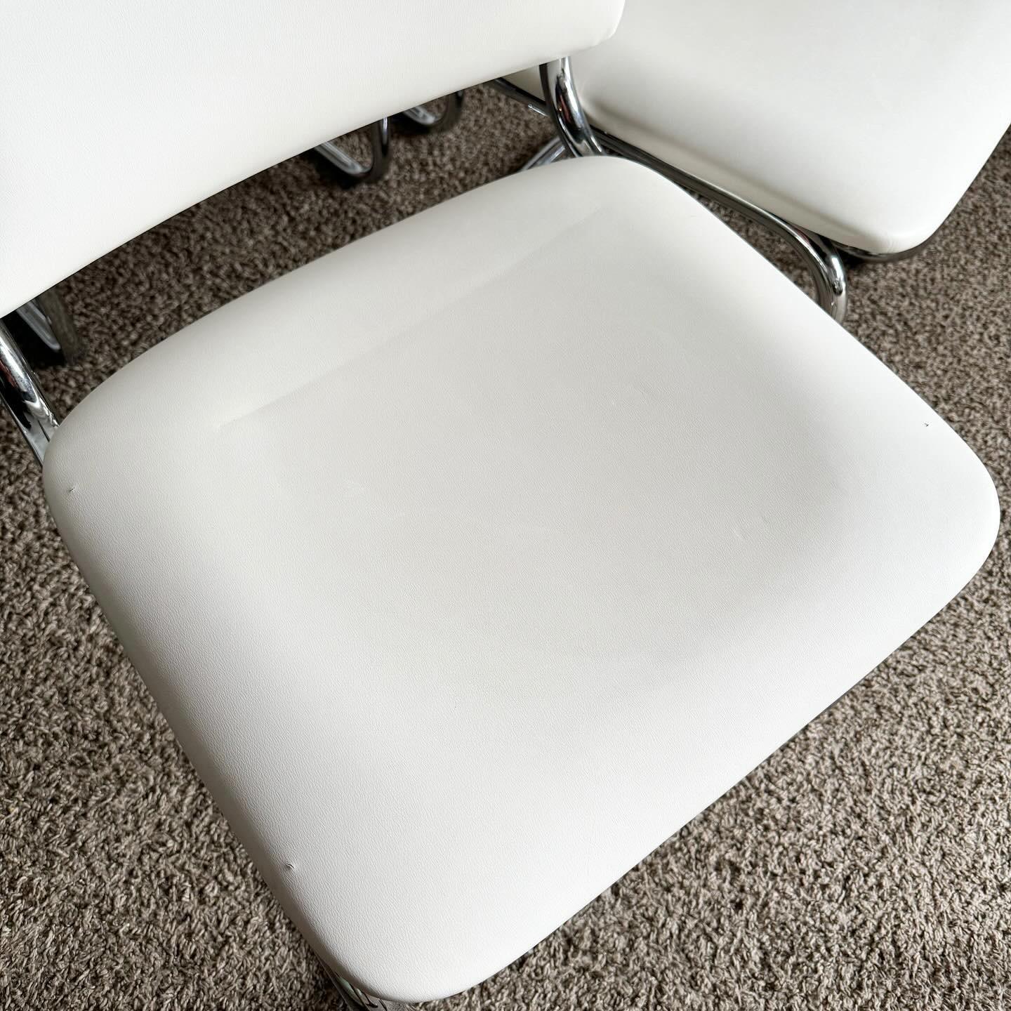Freitragende Esszimmerstühle aus weißem Vinyl und Chrom von Loewenstein/Oggo aus der Mitte des Jahrhunderts im Angebot 2