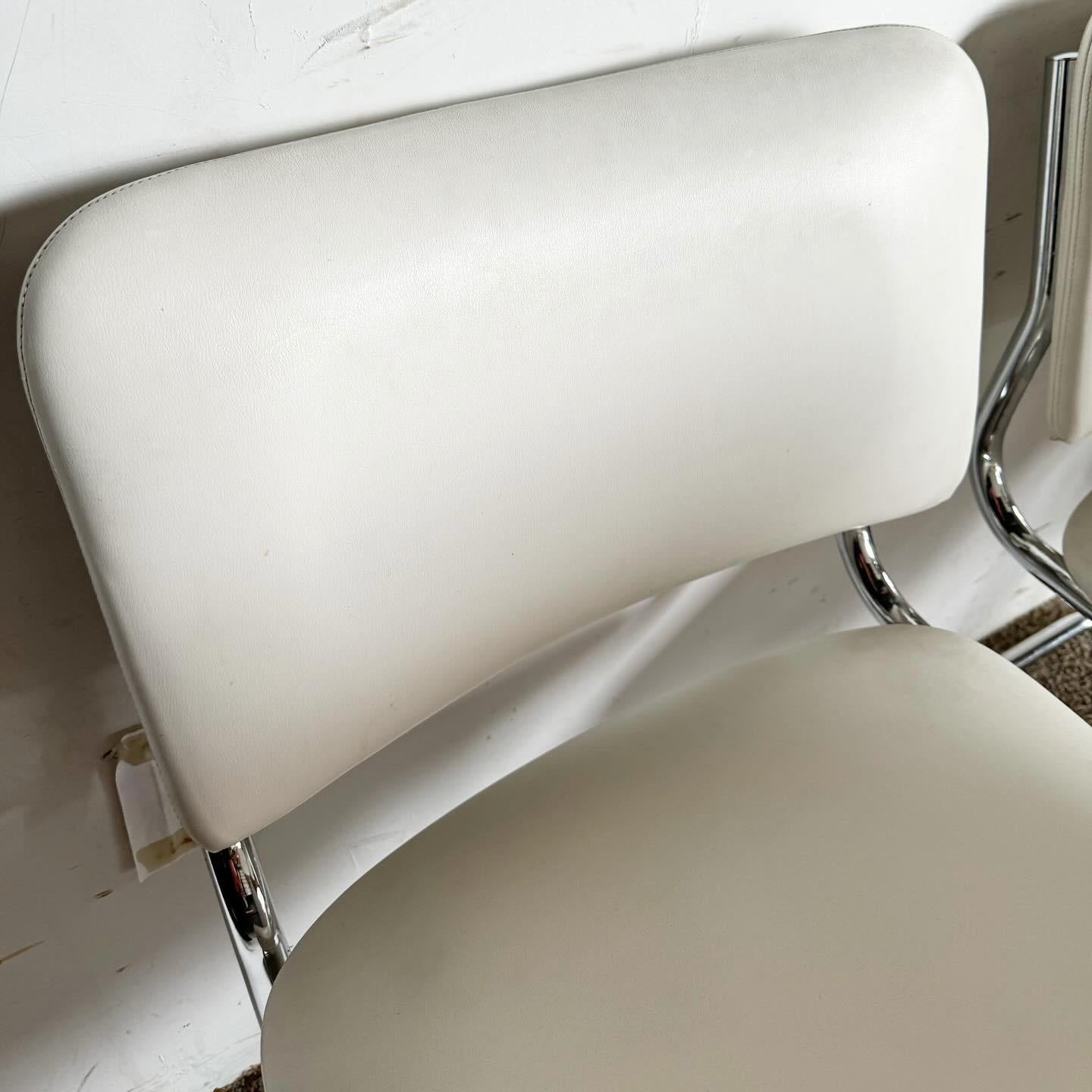 Freitragende Esszimmerstühle aus weißem Vinyl und Chrom von Loewenstein/Oggo aus der Mitte des Jahrhunderts im Angebot 3