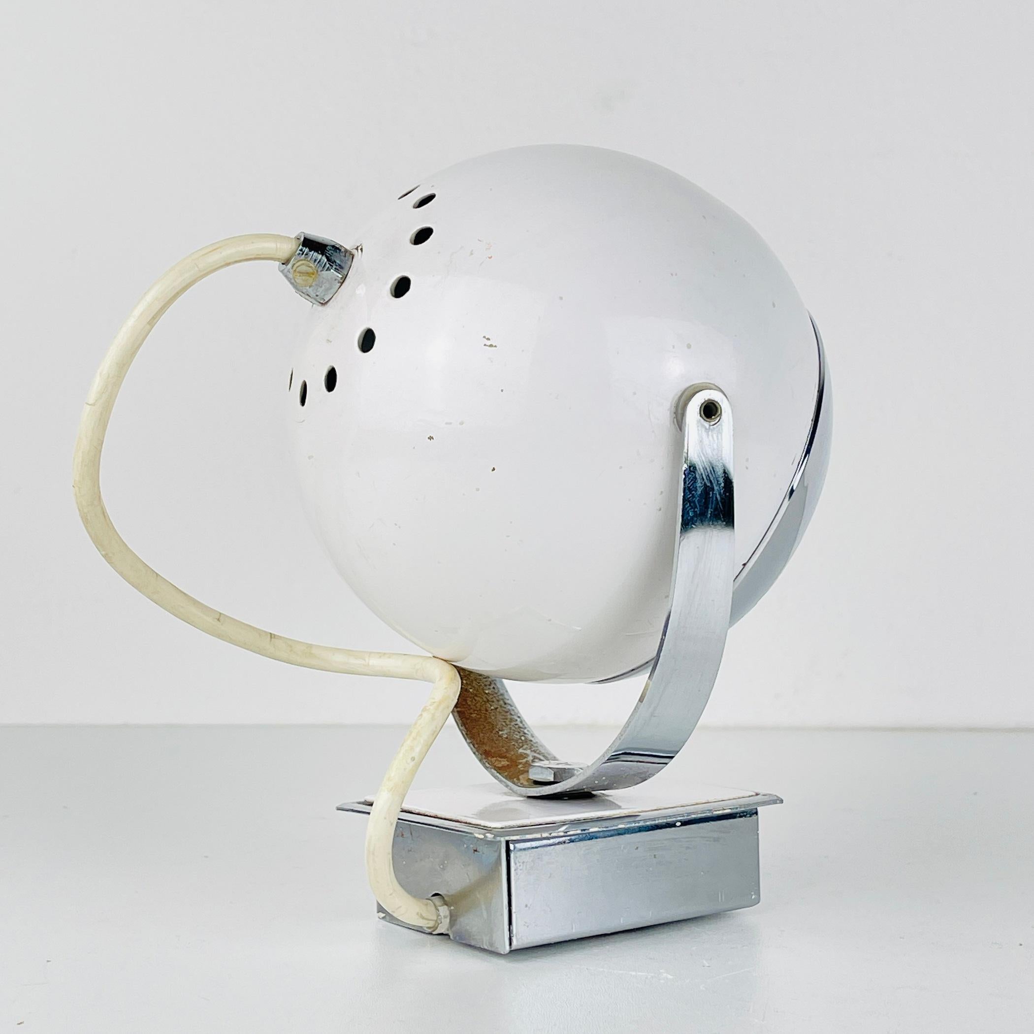 Mid-century white wall lamp Eyeball Italy 1960s  For Sale 6