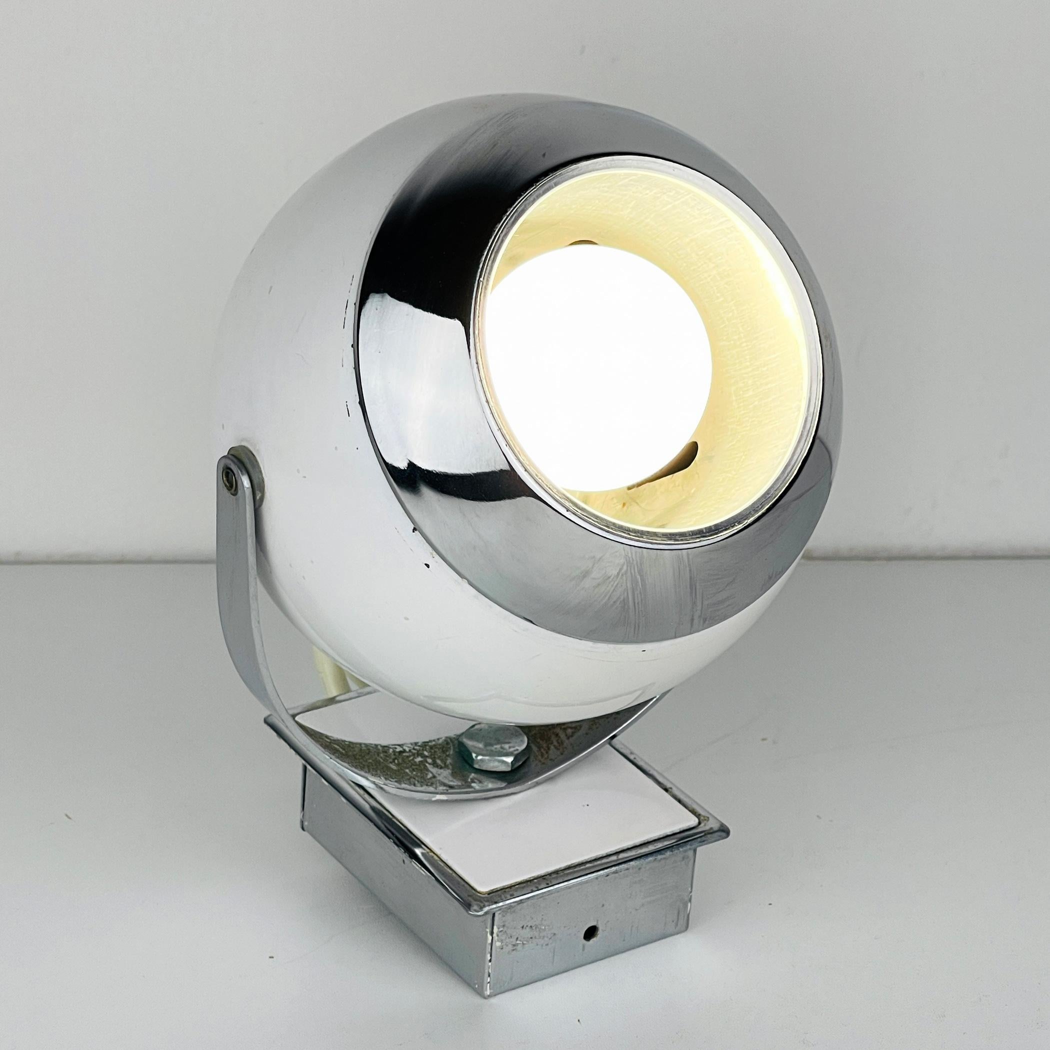 Mid-century white wall lamp Eyeball Italy 1960s  For Sale 7