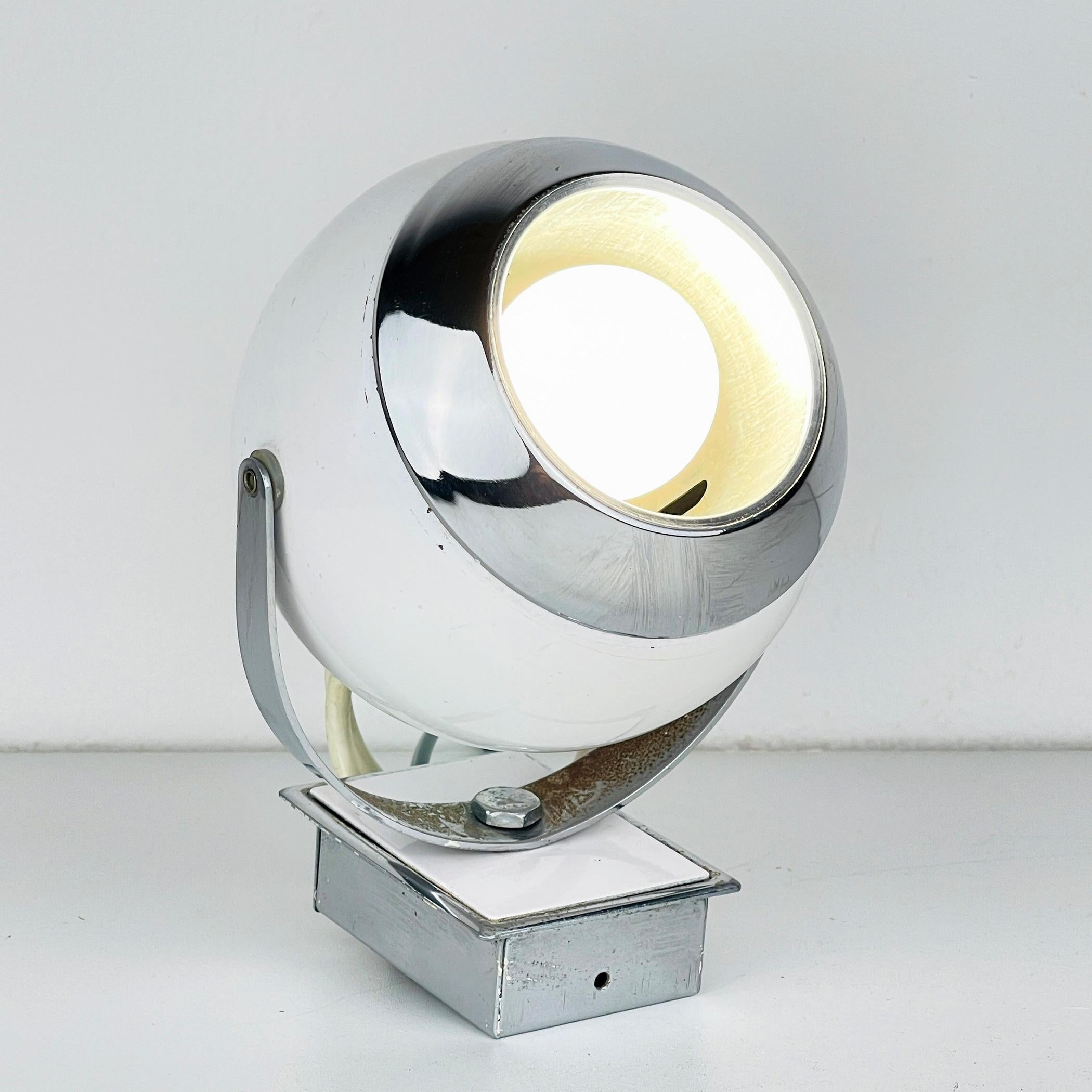 Voici une exceptionnelle applique vintage des années 1960, tout droit sortie du cœur du design italien. Cette lampe est un véritable témoignage de l'ingéniosité de l'ère spatiale. Cette élégante applique murale, affectueusement connue sous le nom de