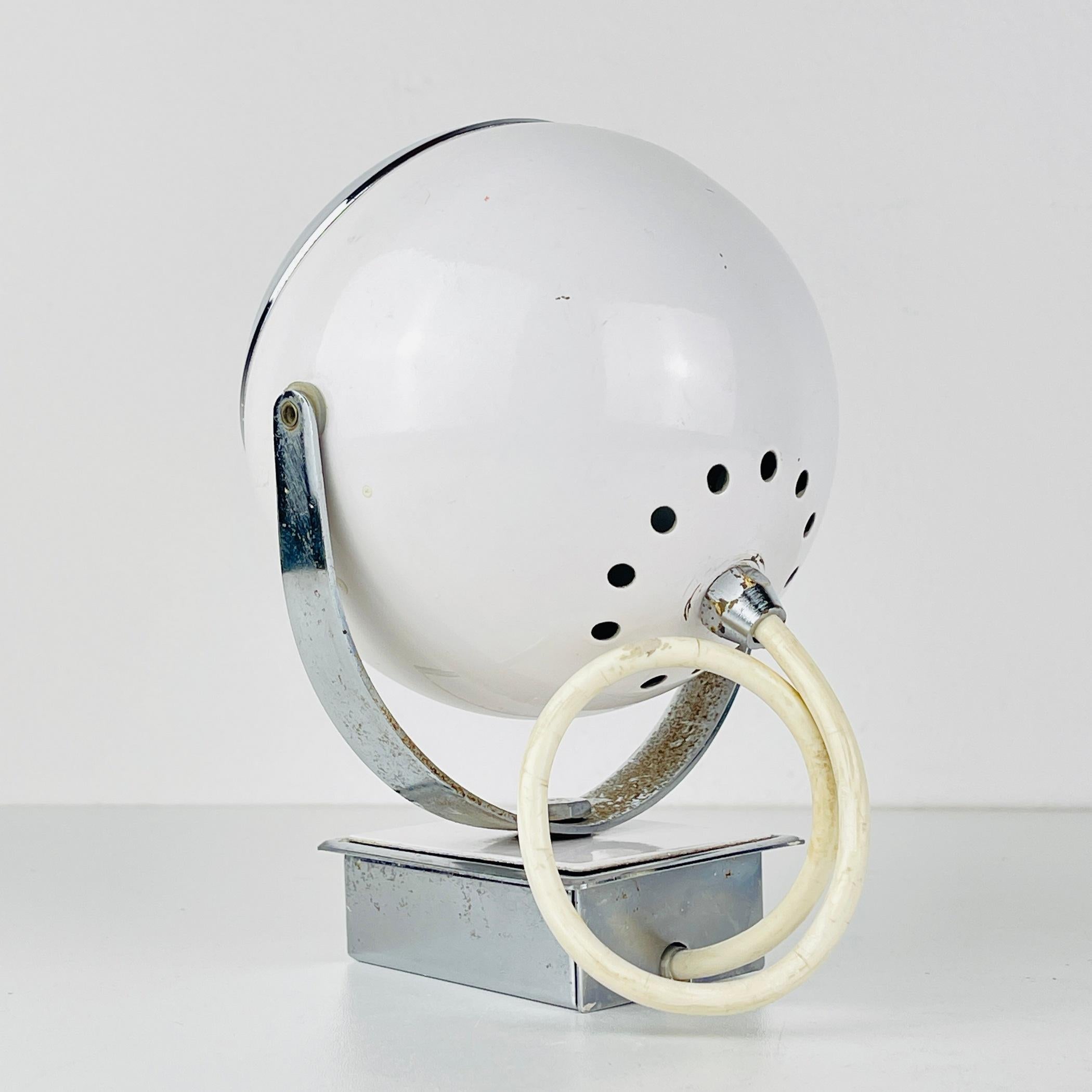 Métal Applique blanche du milieu du siècle Eyeball Italie années 1960  en vente