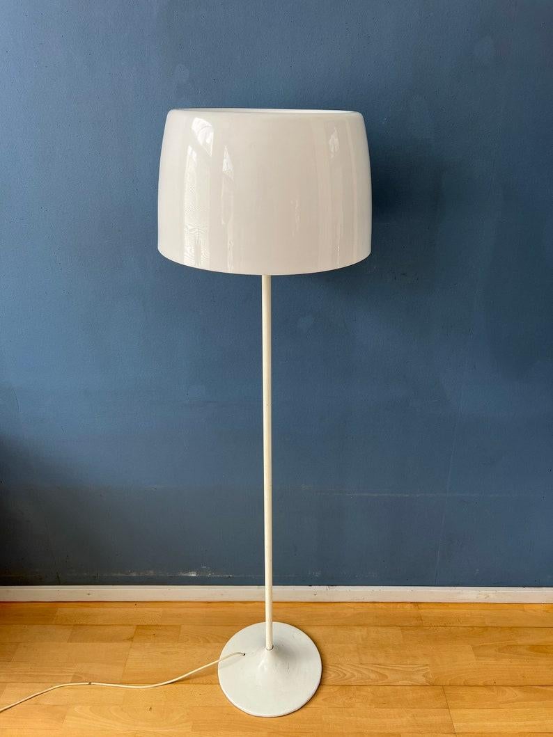 Rarissima lampada da terra dell'era spaziale di Willem Hagoort con paralume in vetro acrilico di colore bianco. La lampada ha un fascino moderno con il suo paralume e la sua base bianchi, anche se si tratta di un pezzo vintage. Ha un totale di 5