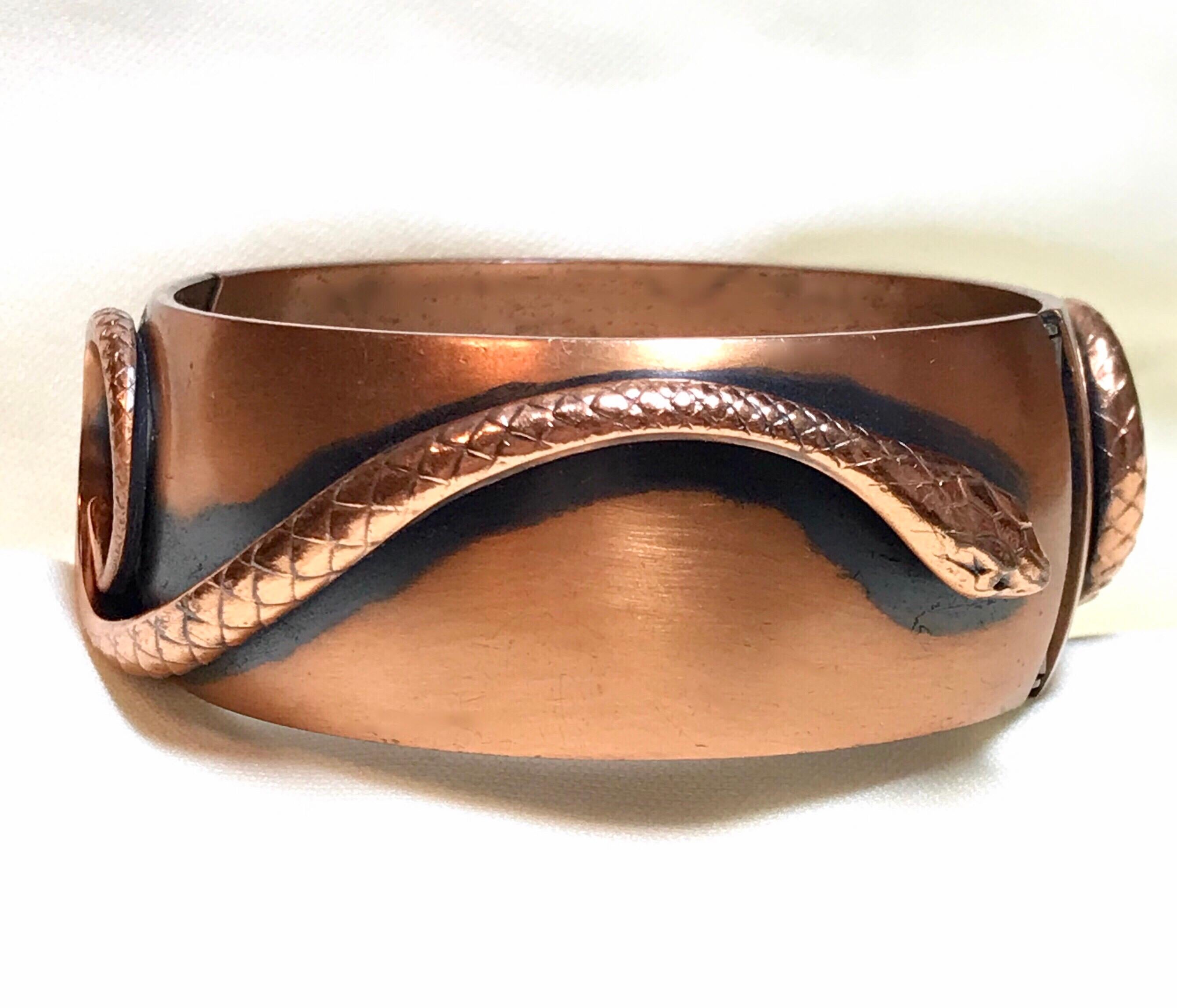 C1950/1960s Whiting & Davis copper hinged bangle embellished with two coiled snakes.  The interior circumference of the bangle is 7