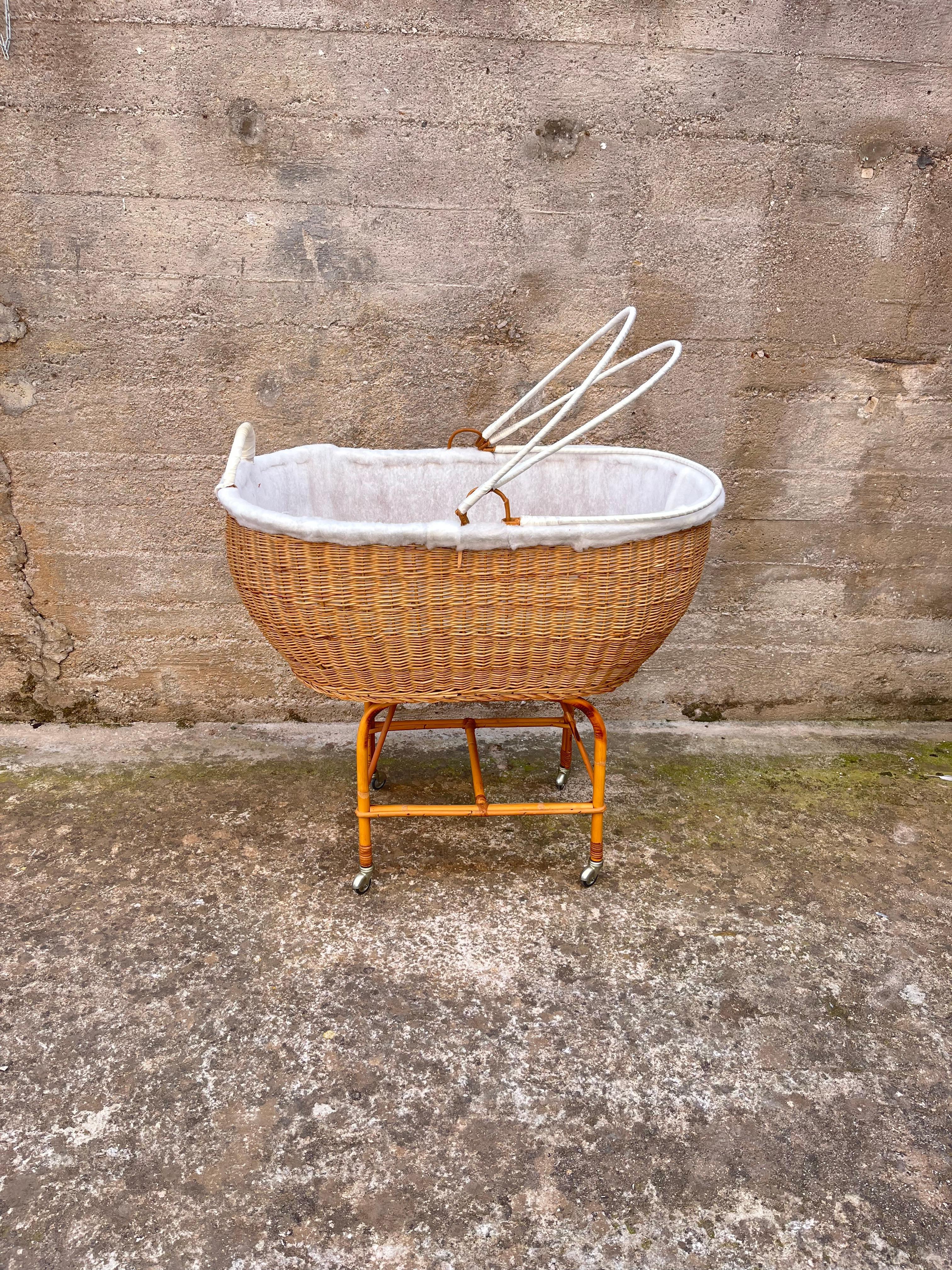 Mid-Century cradle in wicker and bamboo, Made in Italy, 1967
Purchased by my grandparents for my father, preserved and in good condition.