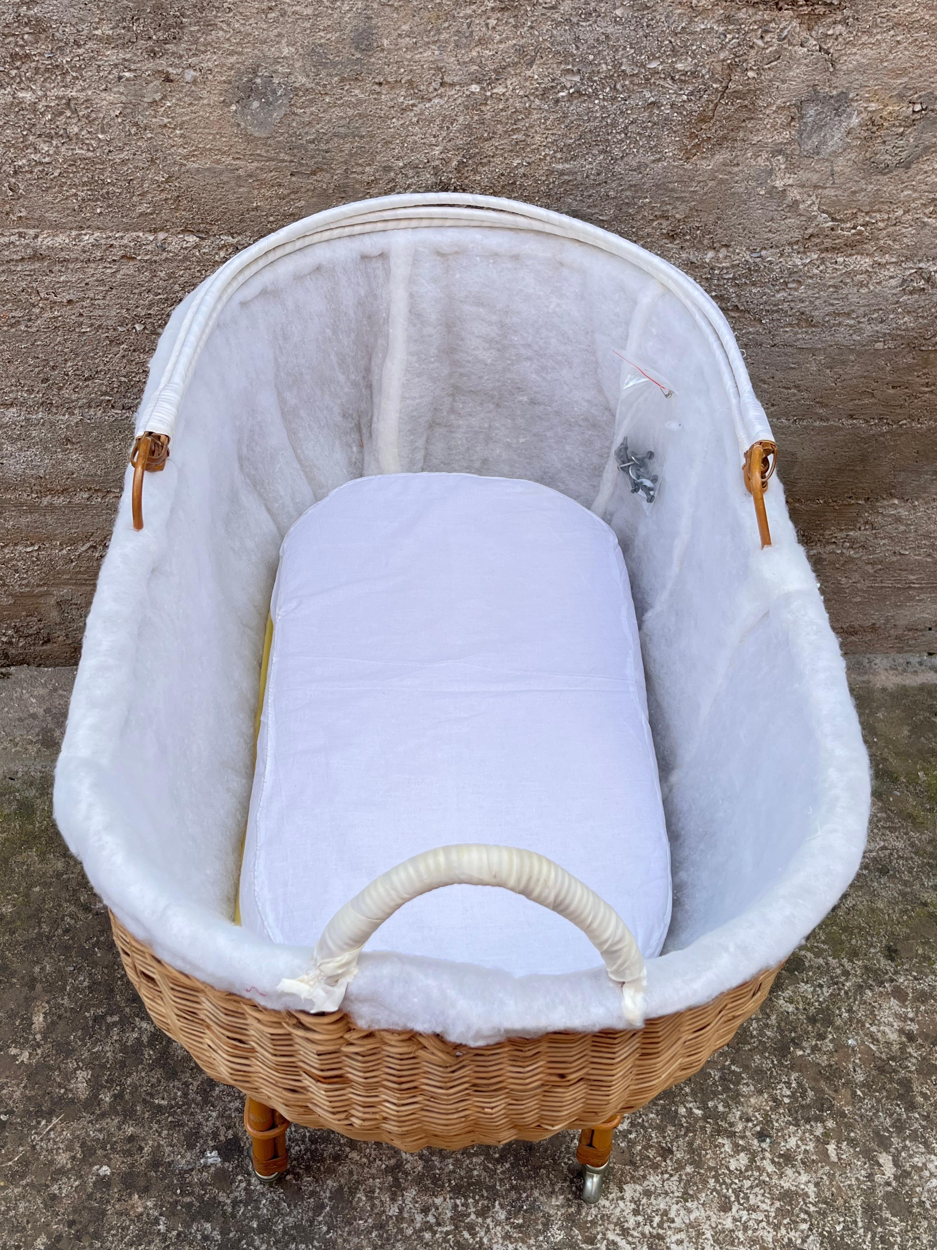 Mid-Century Wicker and Bamboo Cradle, Made in Italy, 1967 For Sale 1
