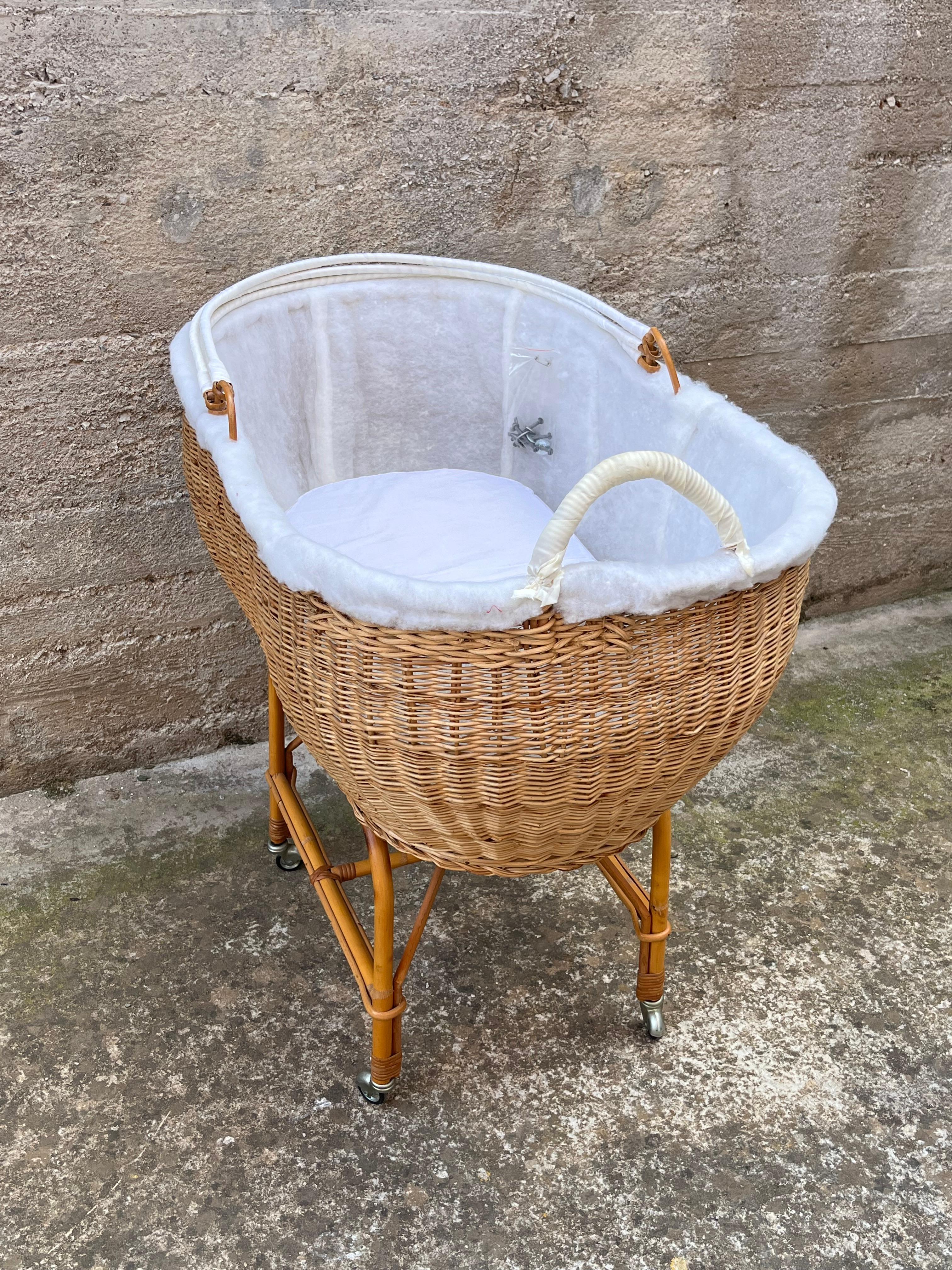 Mid-Century Wicker and Bamboo Cradle, Made in Italy, 1967 For Sale 2