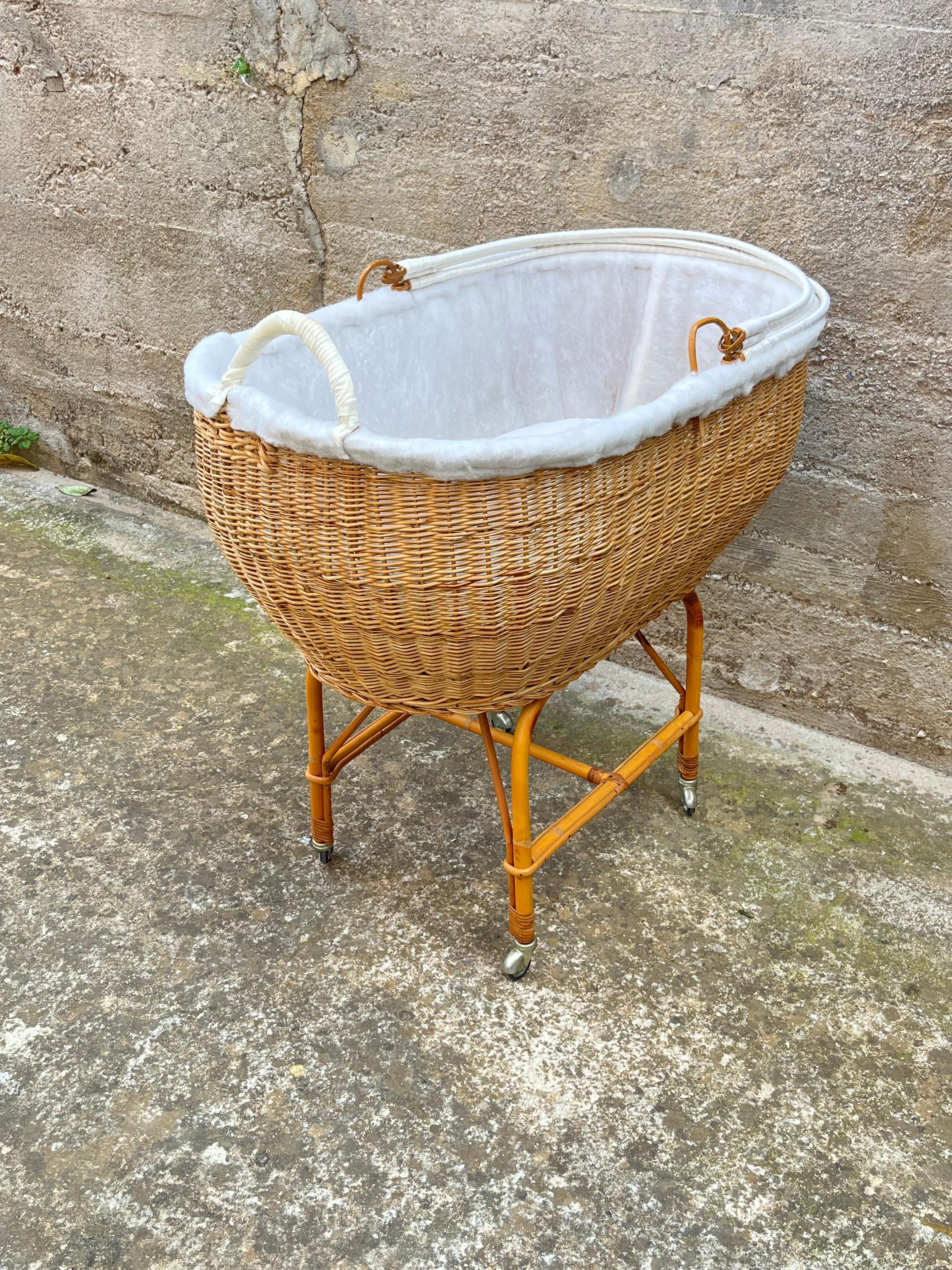 Mid-Century Wicker and Bamboo Cradle, Made in Italy, 1967 For Sale 3