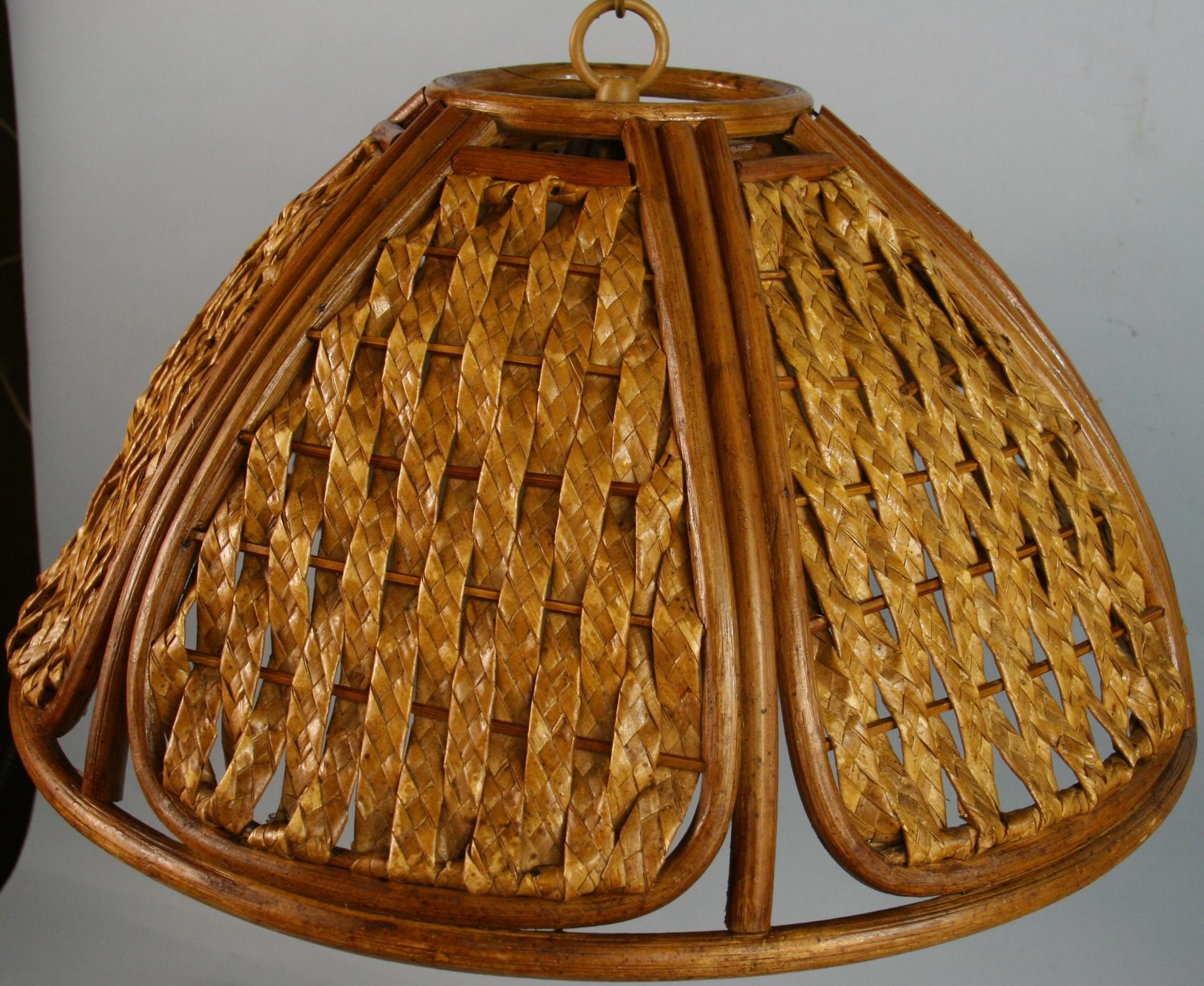 Spanische Mid-Century-Pendelleuchte aus Korbweide und Rattan (Mitte des 20. Jahrhunderts) im Angebot