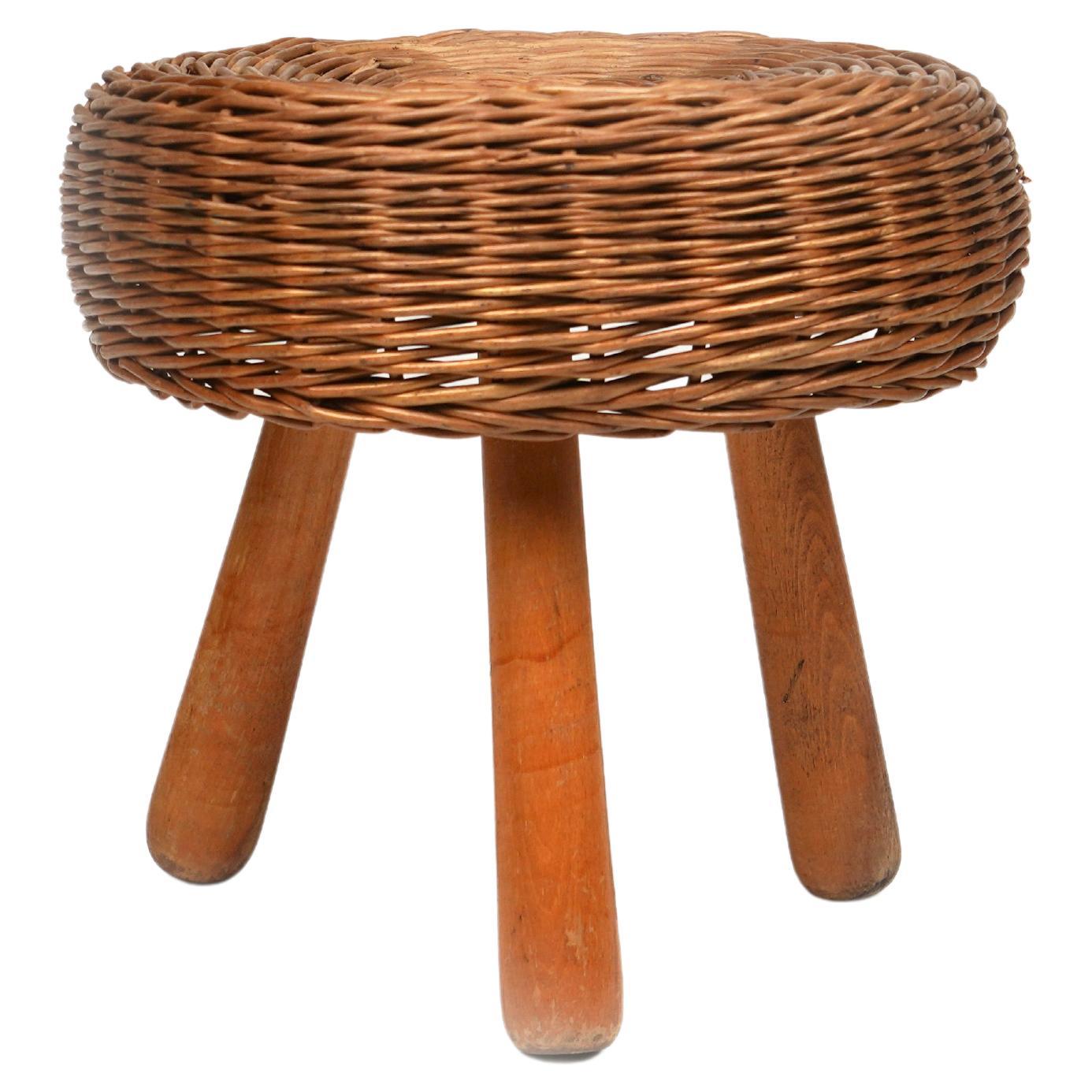 Beautiful midcentury round tripod stool in wicker and wood by Tony Paul.

Made in United States in the 1950s.

Tony Paul was a midcentury American designer known for his use of rattan and other natural materials. He was particularly skilled at