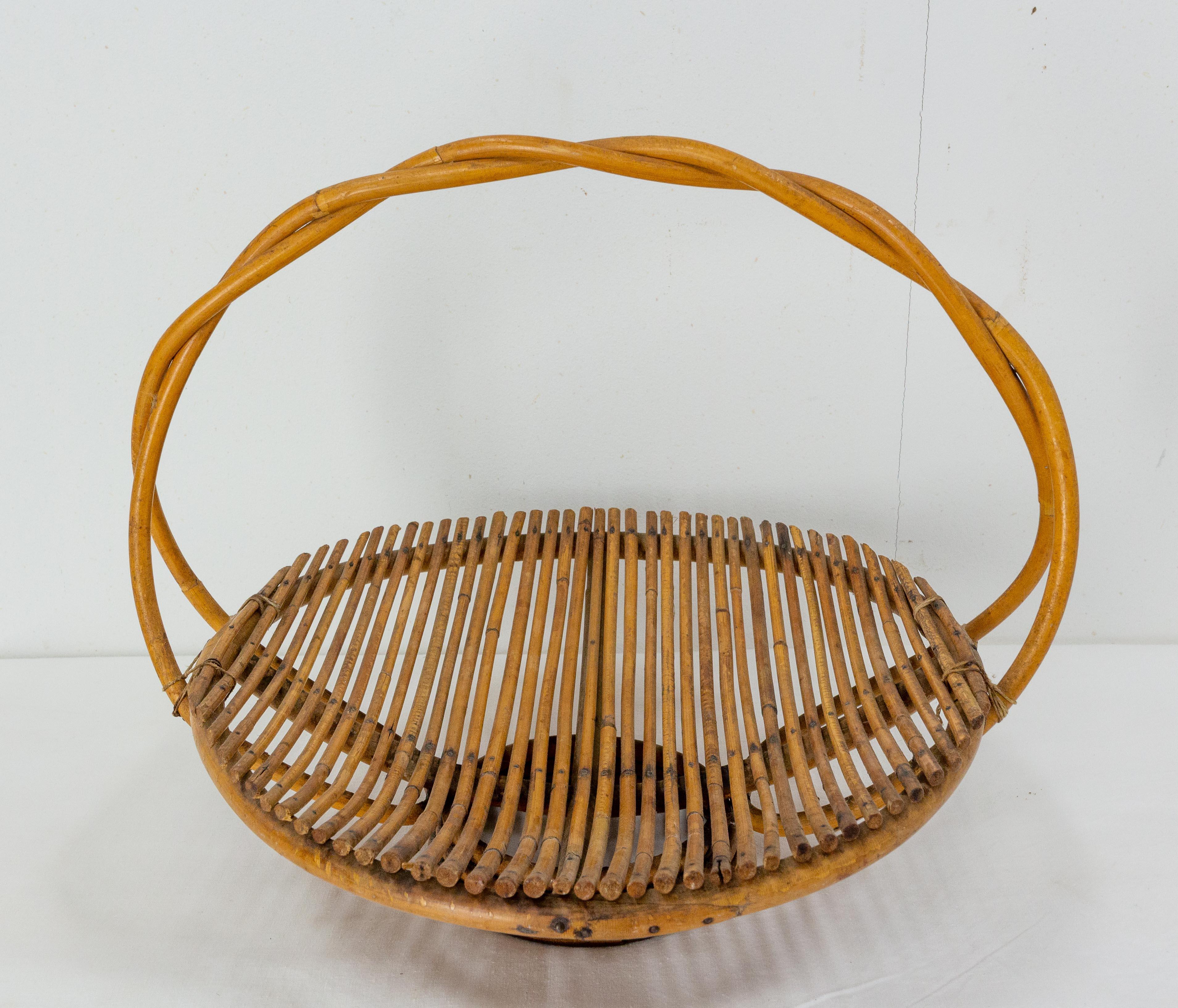 Wicker basket centerpiece form France, mid-century, circa 1950.
Fruit cup
Good condition.
 
Shipping:
L38 P33,5 H31 0,4 kg.