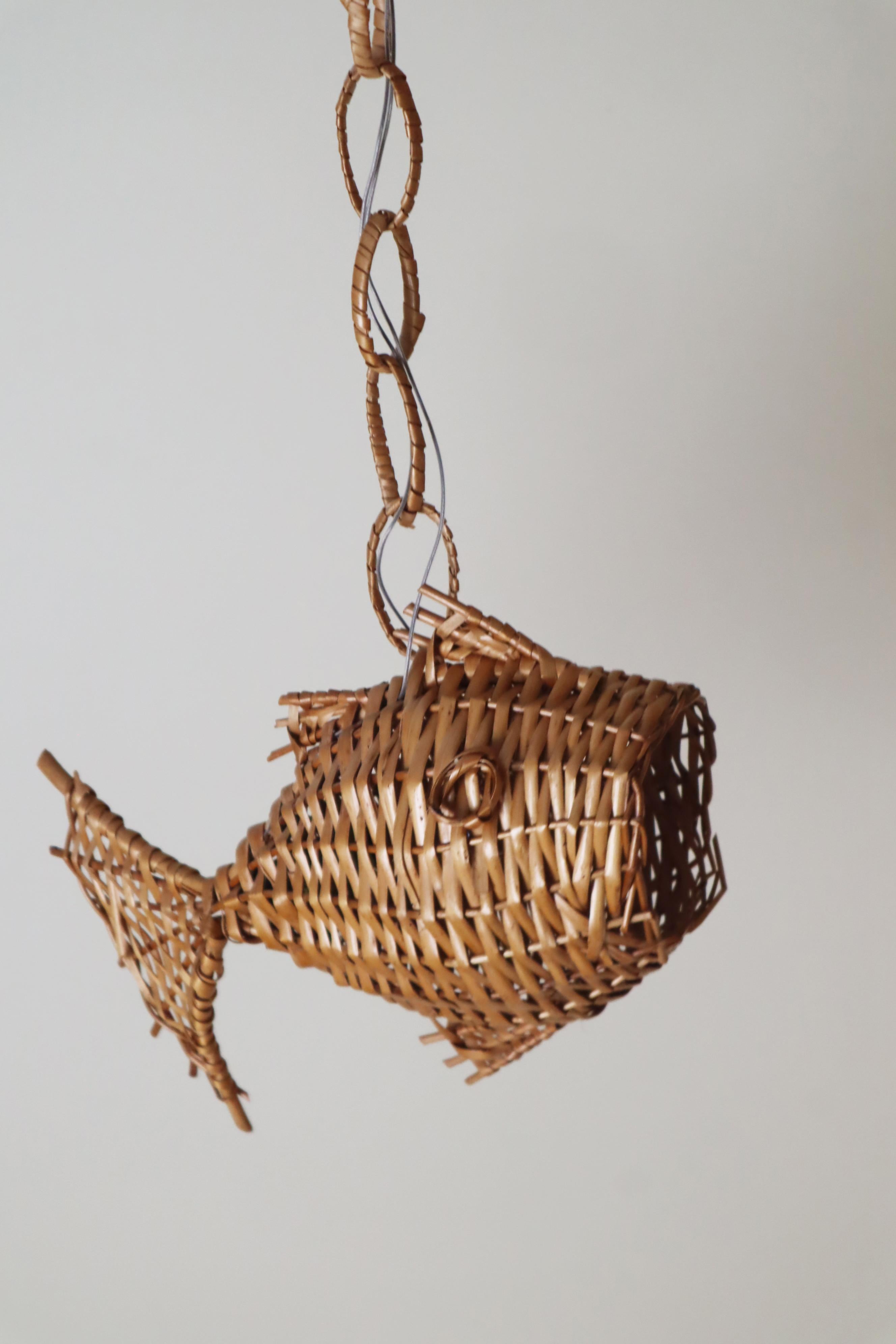 Fait main Lampe d'éclairage Fisch en osier du milieu du siècle, France, années 1960 en vente