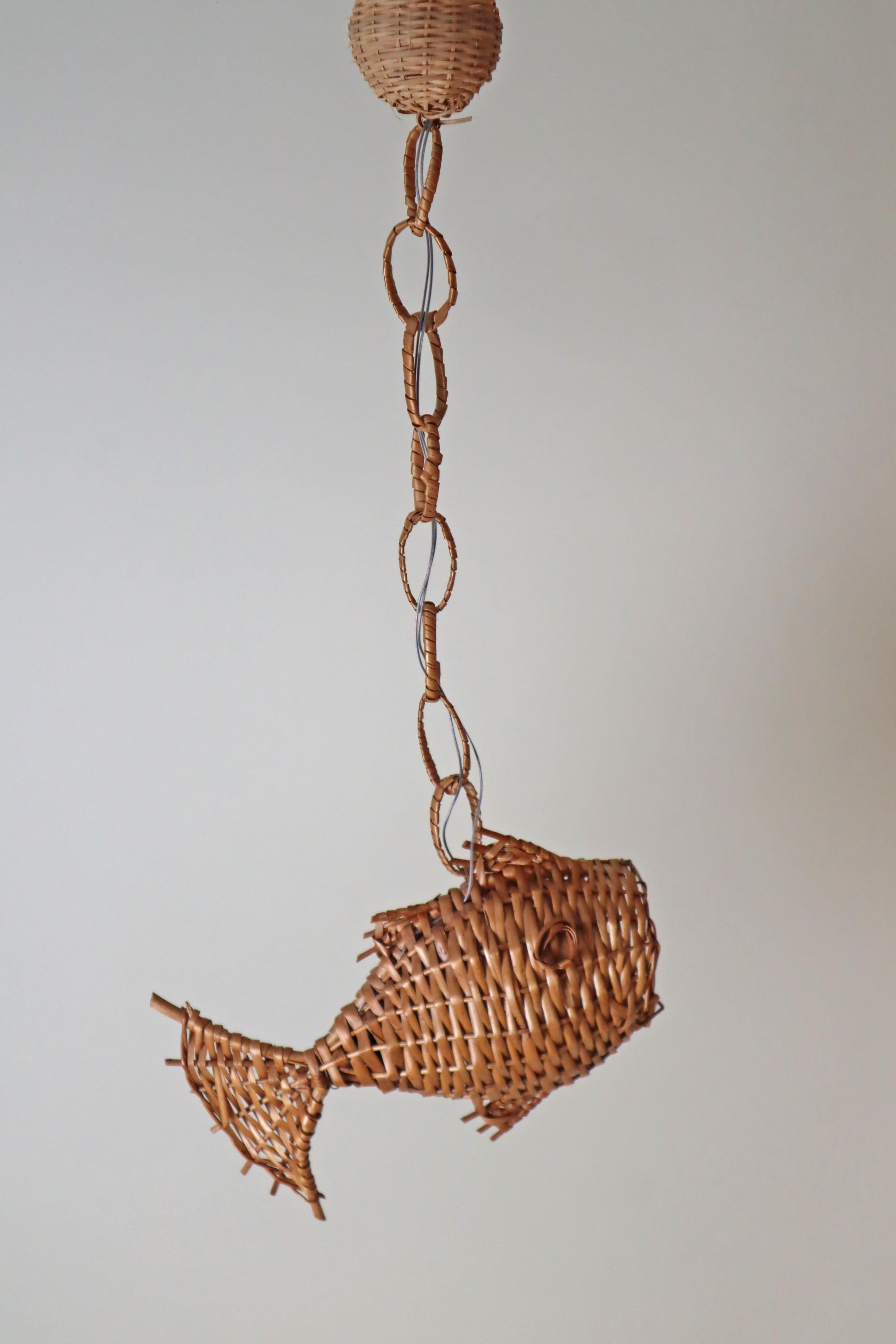 Milieu du XXe siècle Lampe d'éclairage Fisch en osier du milieu du siècle, France, années 1960 en vente