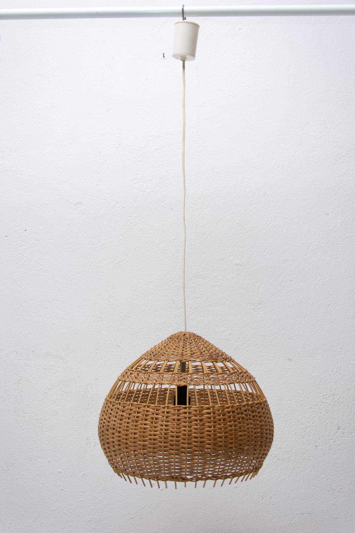 This Vintage wicker hanging chandelier was made in the 1960´s in the former Czechoslovakia.

Interesting shape of lampshades. The lamp is in very good condition.

one E27 bulb, Up to 250 V.

Measures: height: 106 cm

Width: 40 cm

Depth: