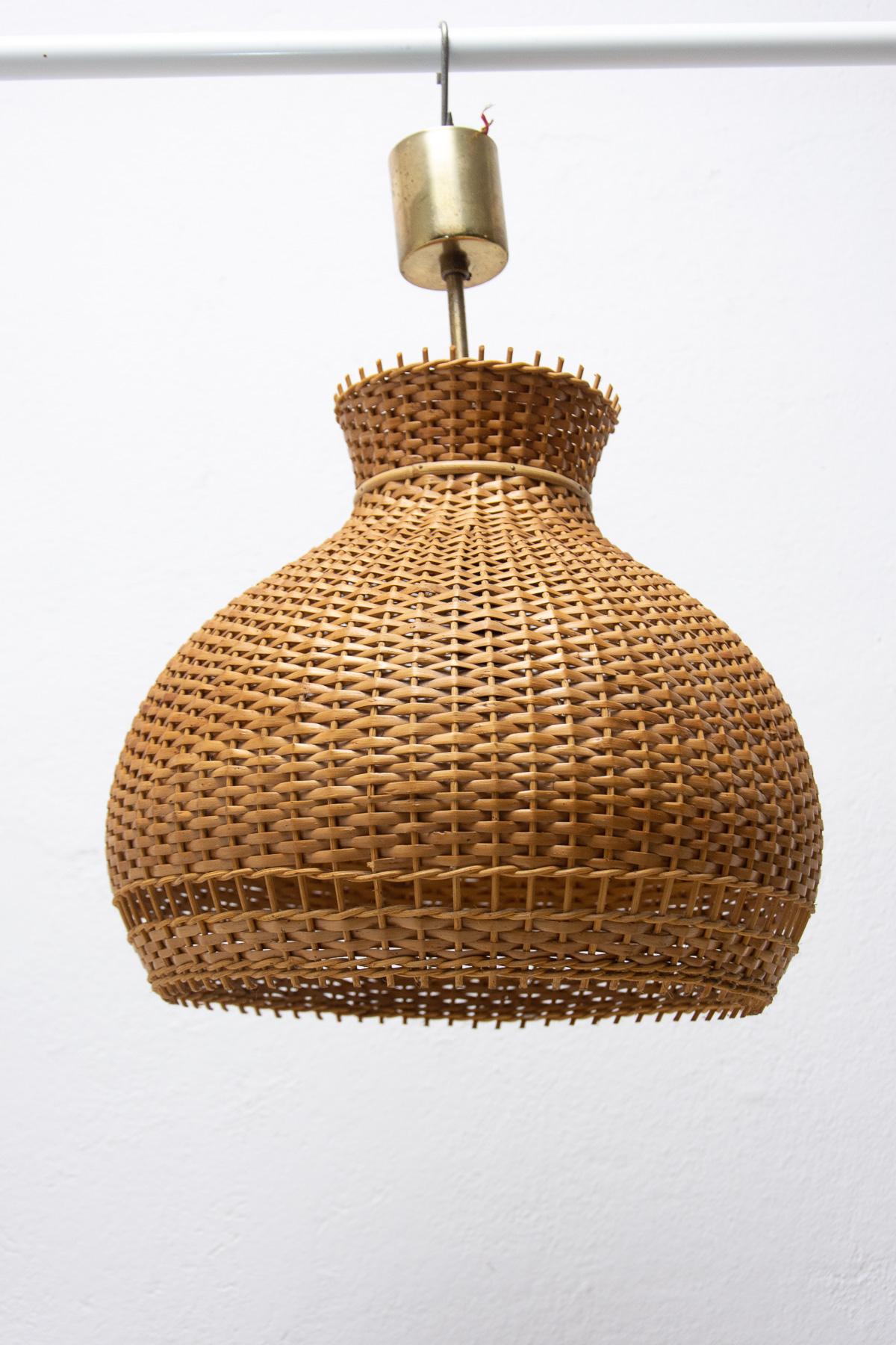 This Vintage wicker hanging chandelier was made in the 1960´s in the former Czechoslovakia.

Interesting shape of lampshades. The lamp is in very good condition.

one E27 bulb, Up to 250 V.

Measures: Height: 52 cm, diameter: 40