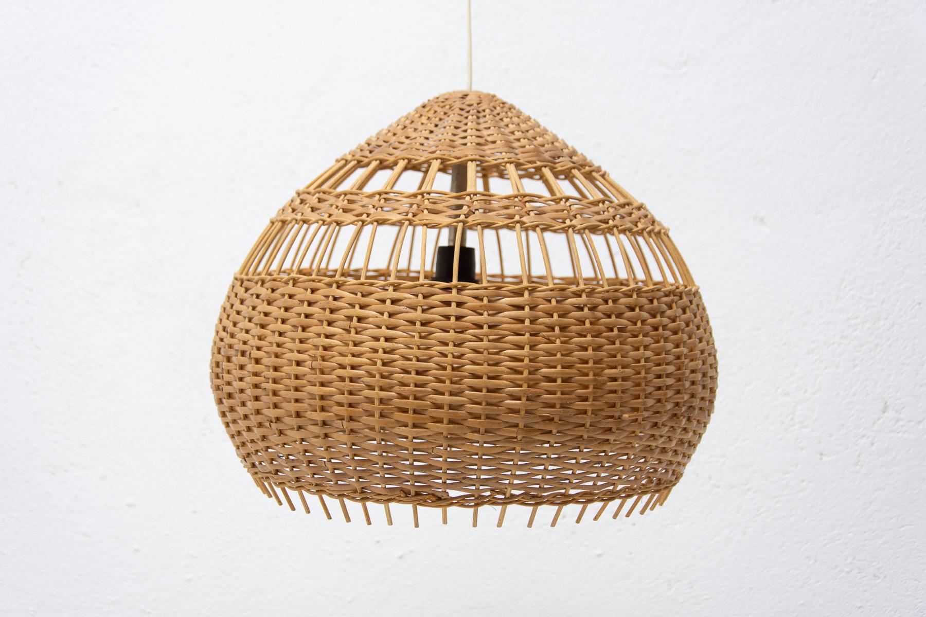 Mid-Century Wicker Hanging Chandelier by ULUV, 1960's In Good Condition For Sale In Prague 8, CZ