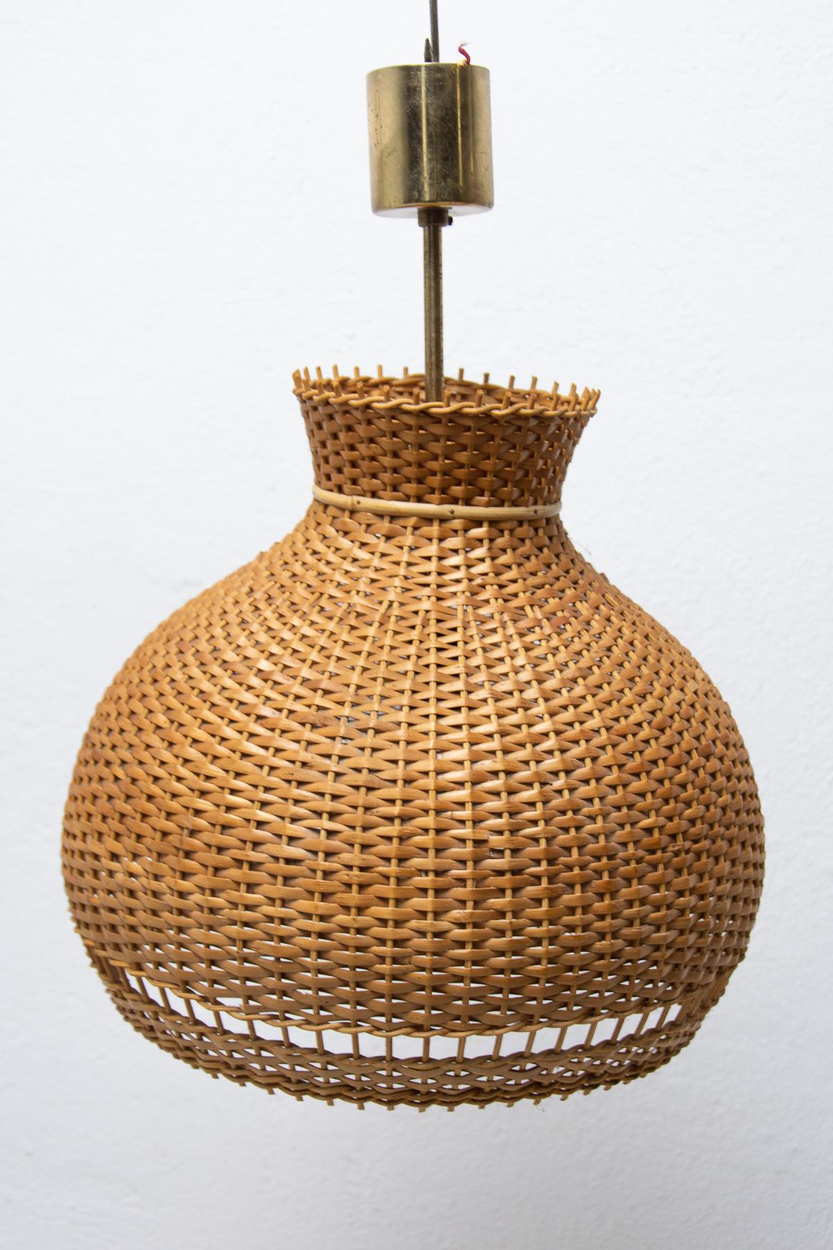 Mid Century Wicker Hanging Chandelier by ULUV, 1960´s In Good Condition For Sale In Prague 8, CZ