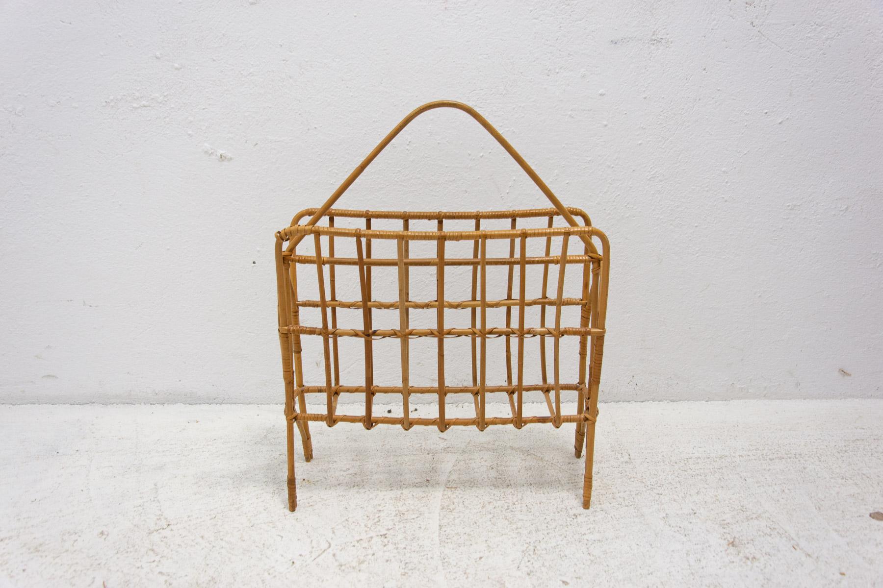 This magazine rack was made in the former Czechoslovakia in the 1960´s. It´s made of wicker. In good Vintage condition.

Measures: Height: 56 cm

Width: 43 cm

Depth: 17 cm.
  