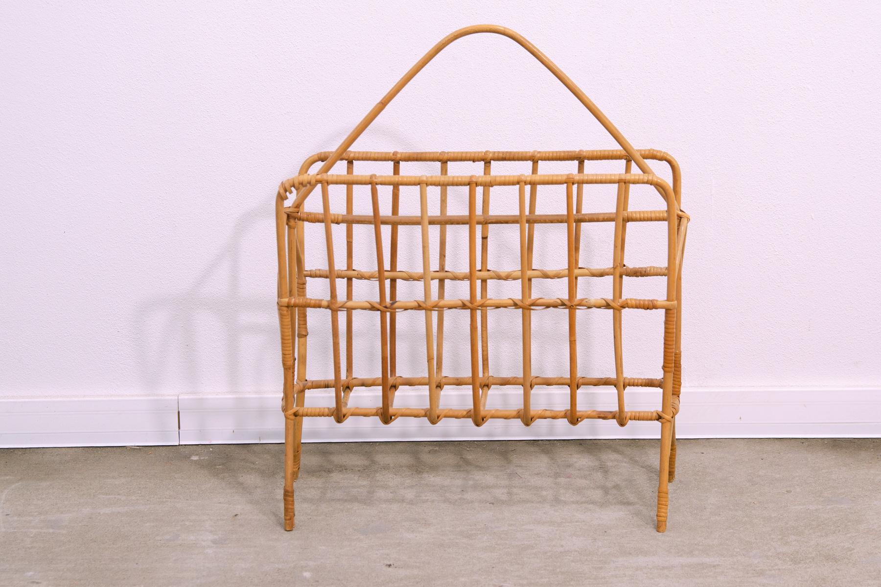 This magazine rack was made in the former Czechoslovakia in the 1960´s. It´s made of wicker. In good Vintage condition.

Height: 56 cm

width: 46 cm

depth: 18 cm