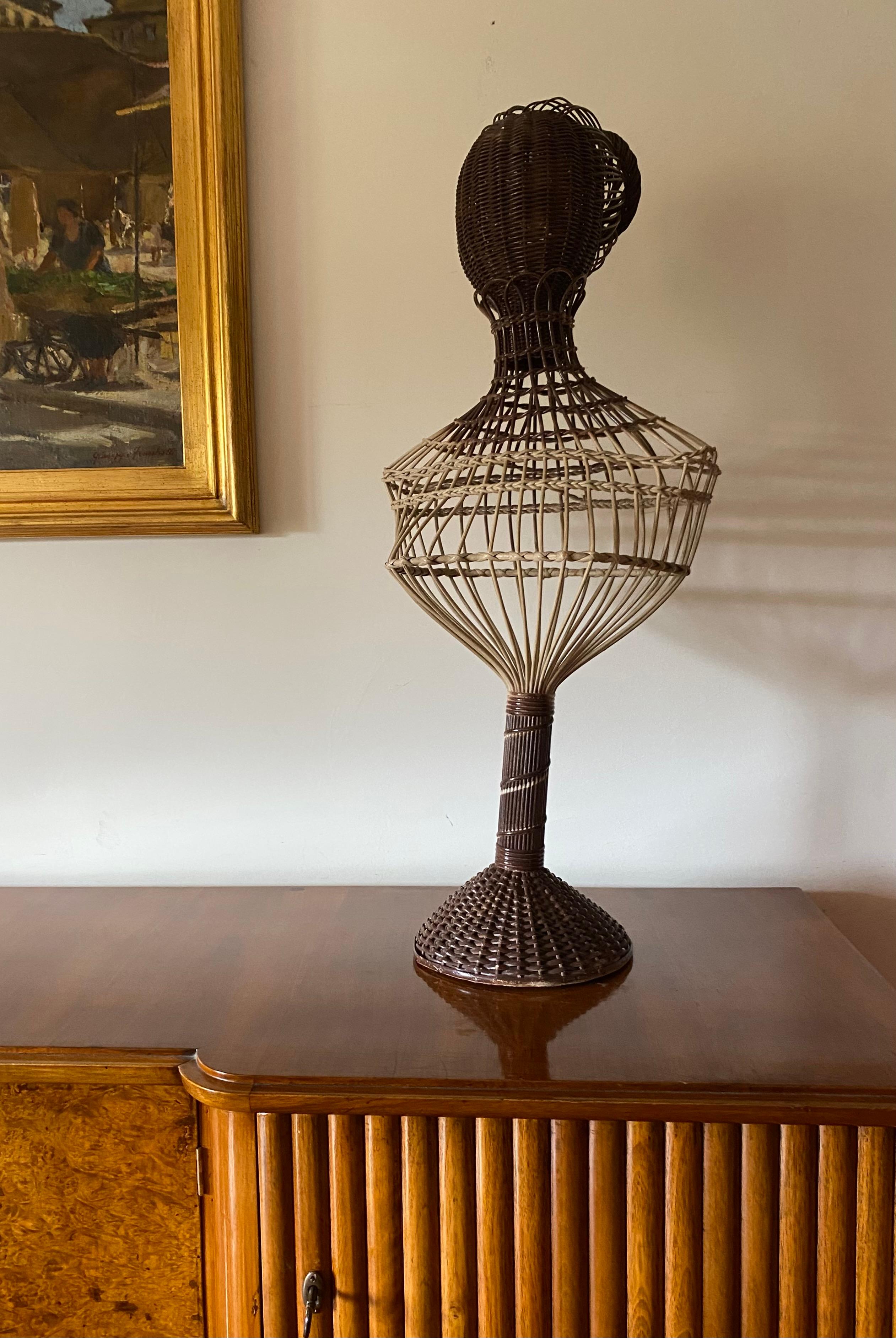 Maniquí de mimbre de mediados de siglo

Posa, Italia Años 50

mimbre

H 86 cm - 38 cm x 23 cm

Estado: muy bueno, acorde con la edad y el uso