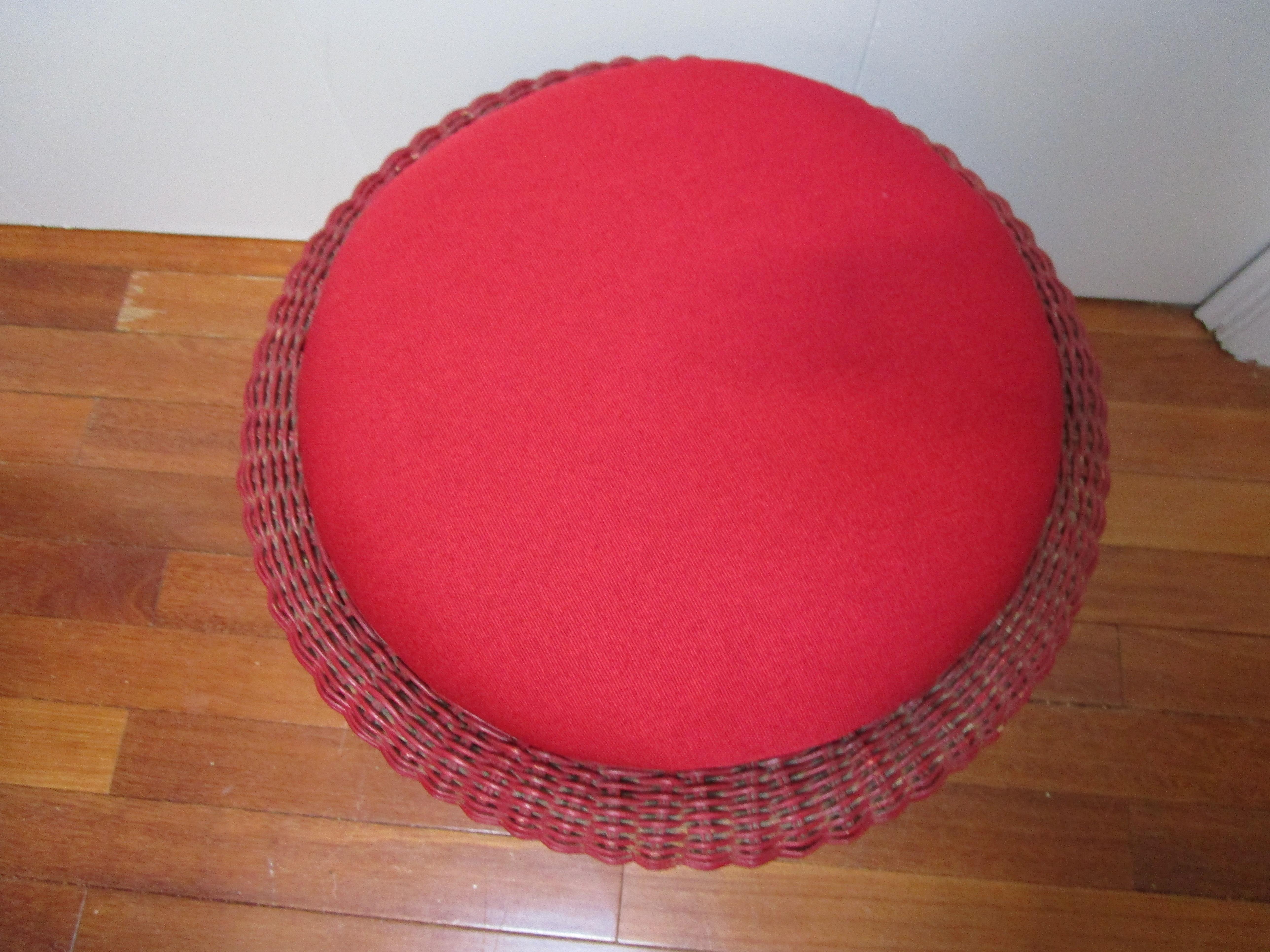 Mid-Century moderno Ottomana in vimini e rattan di metà secolo in rosso con gambe in legno in vendita