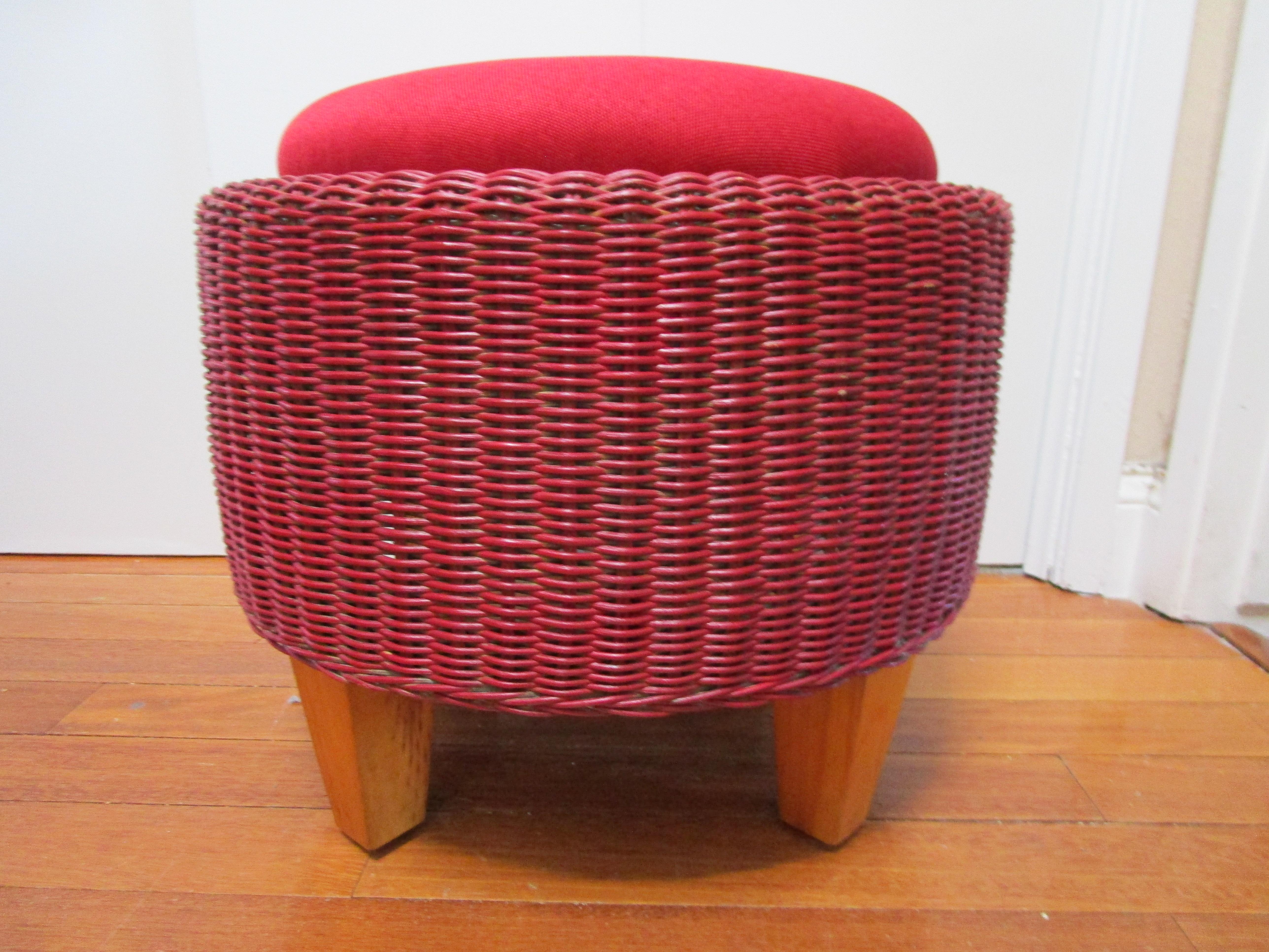 Dipinto a mano Ottomana in vimini e rattan di metà secolo in rosso con gambe in legno in vendita