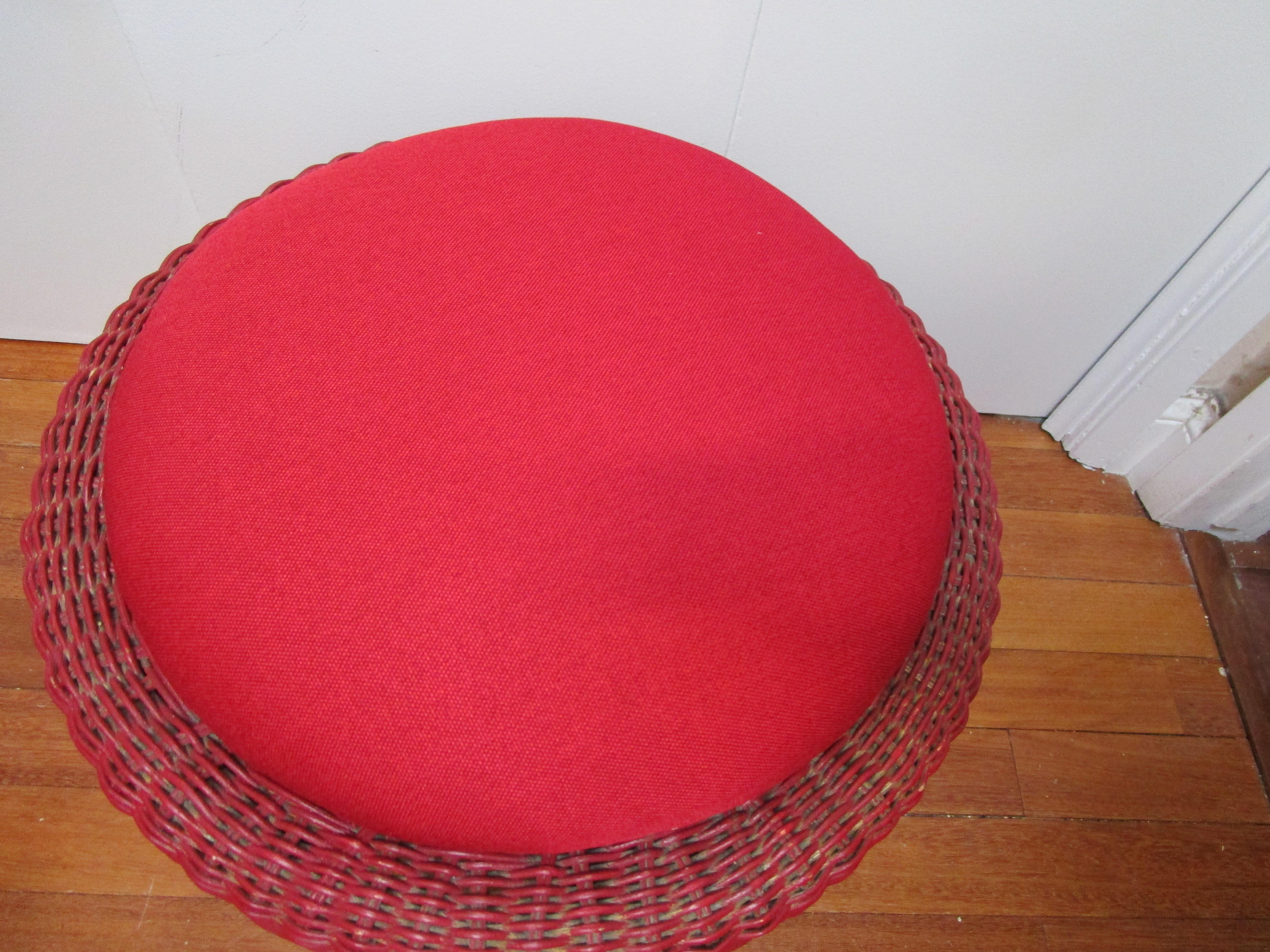 XX secolo Ottomana in vimini e rattan di metà secolo in rosso con gambe in legno in vendita