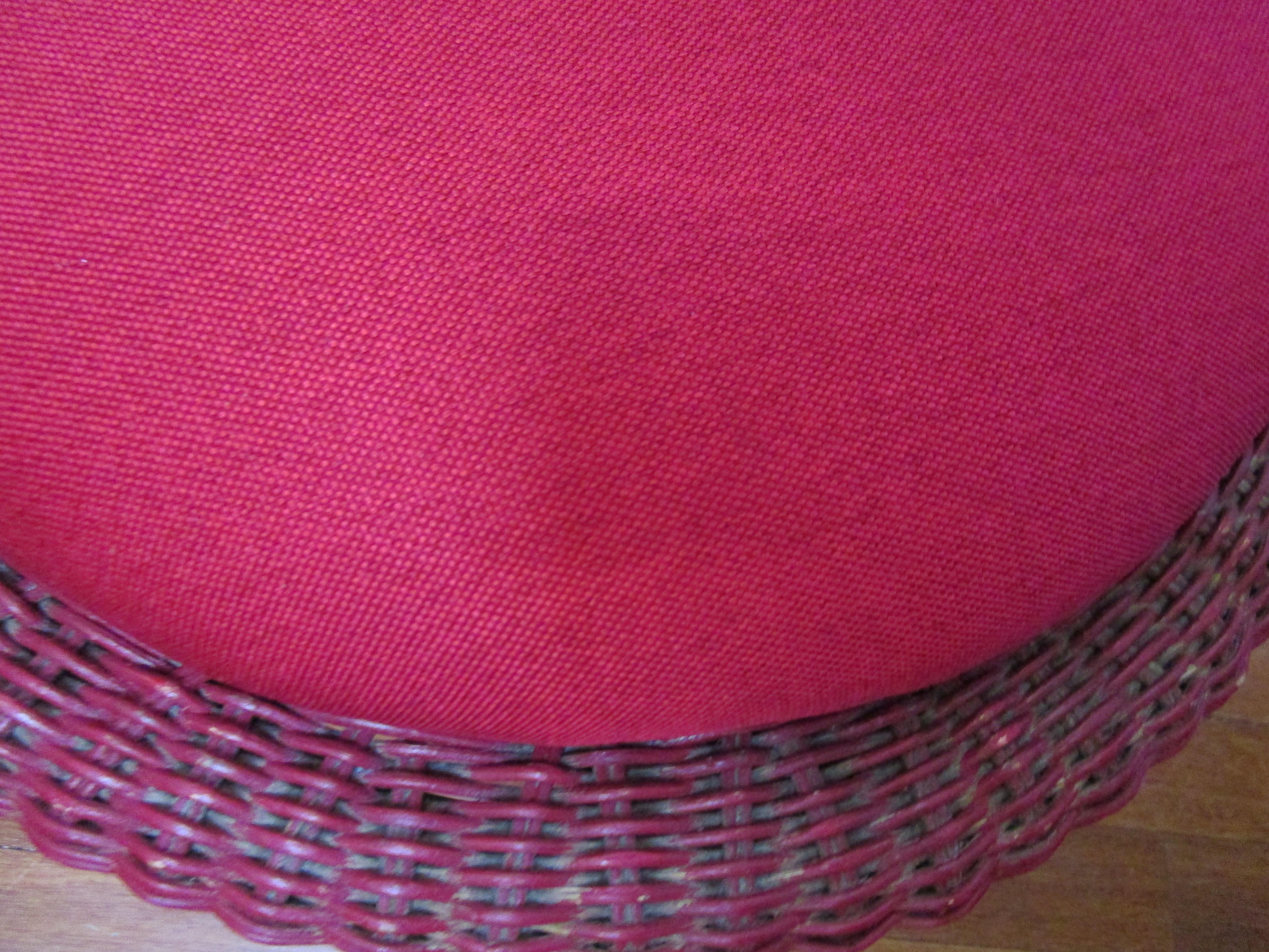 Vimini Ottomana in vimini e rattan di metà secolo in rosso con gambe in legno in vendita