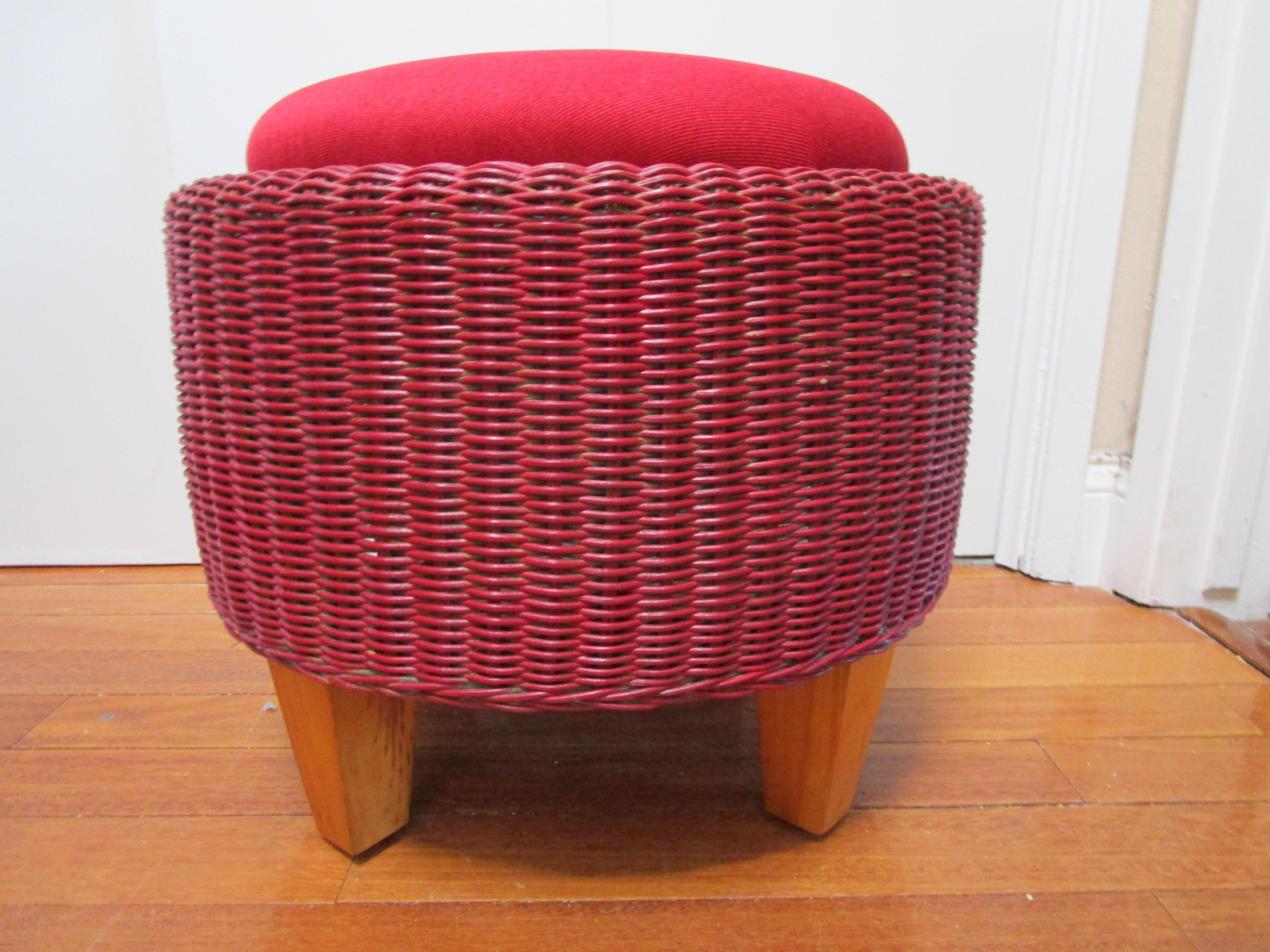 Ottomana in vimini e rattan di metà secolo in rosso con gambe in legno in vendita 1