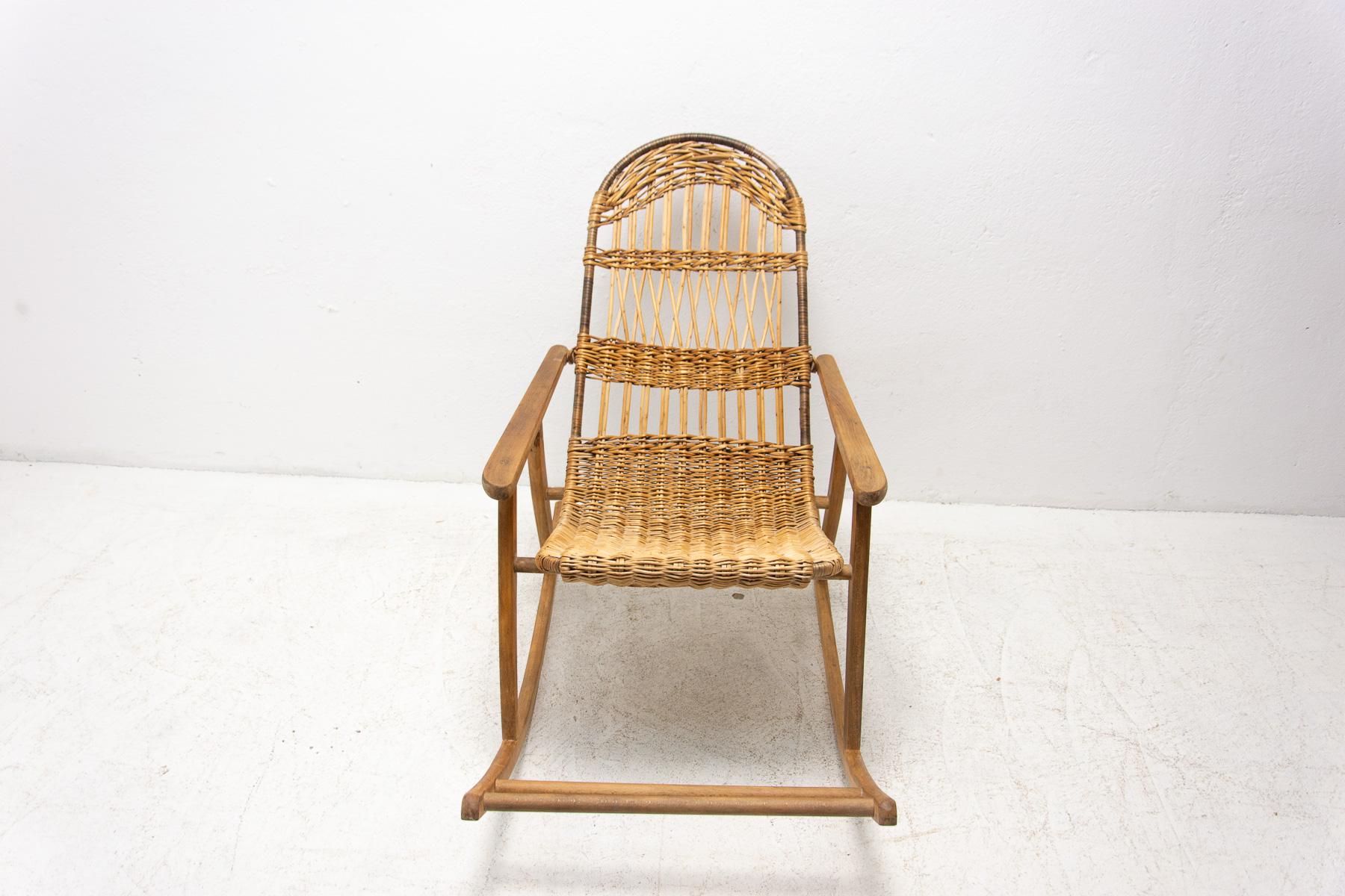 Fauteuil à bascule en osier du milieu du siècle, Tchécoslovaquie, années 1960 en vente 6