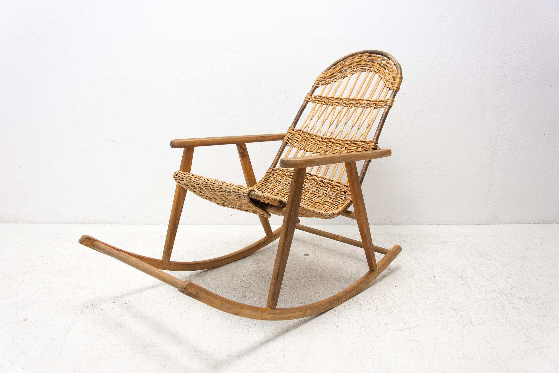 Cette chaise à bascule en osier a été fabriquée dans l'ancienne Tchécoslovaquie dans les années 1960. Il est fait en bois de hêtre. Il est en très bon état vintage

Mesures : hauteur : 88 cm

largeur : 62 cm

profondeur : 110 cm

hauteur du