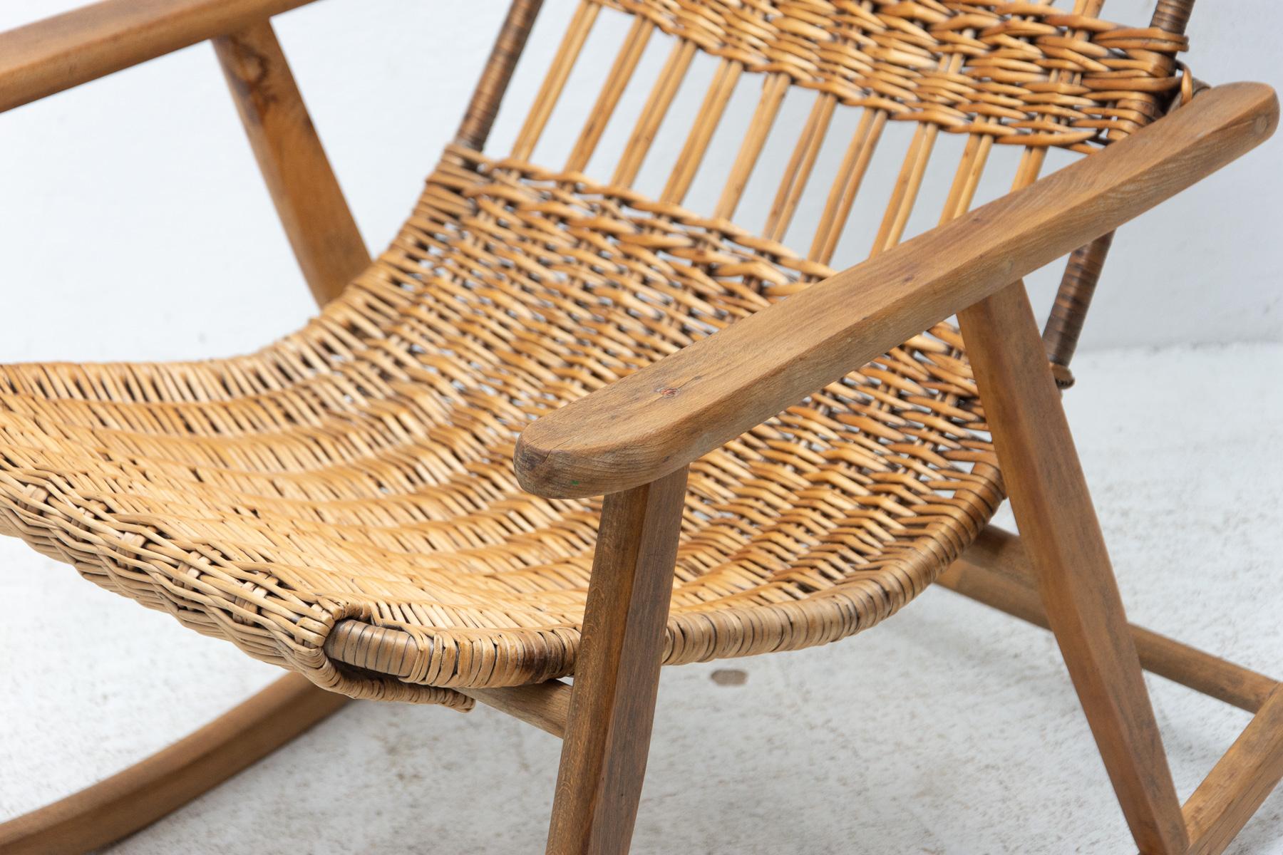 Mid-Century Wicker Rocking Chair, Czechoslovakia, 1960's In Good Condition For Sale In Prague 8, CZ