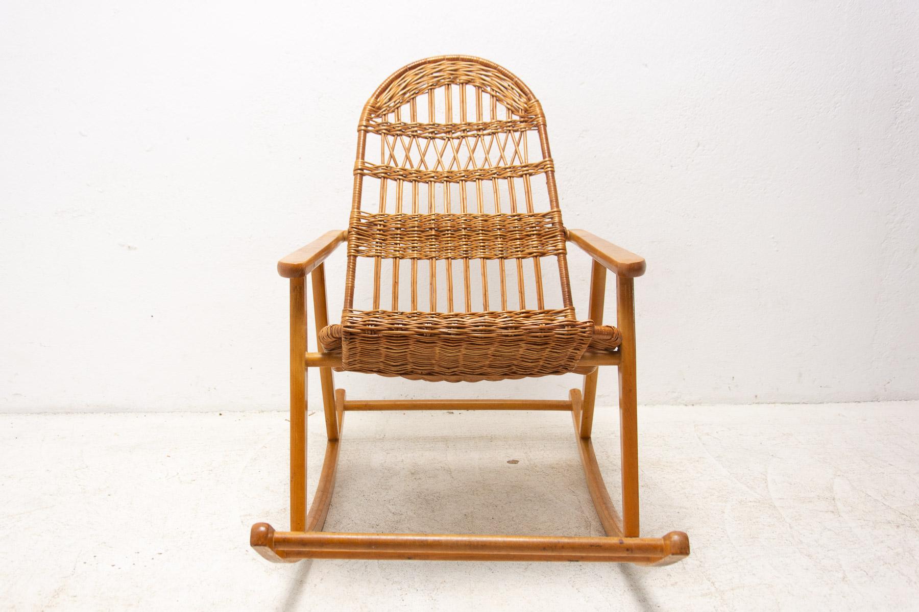 Cette chaise à bascule en osier a été fabriquée dans l'ancienne Tchécoslovaquie dans les années 1960. Il est fait en bois de hêtre. Il est en très bon état Vintage.

Mesures : hauteur : 91 cm

largeur : 61 cm

profondeur : 110 cm

hauteur du