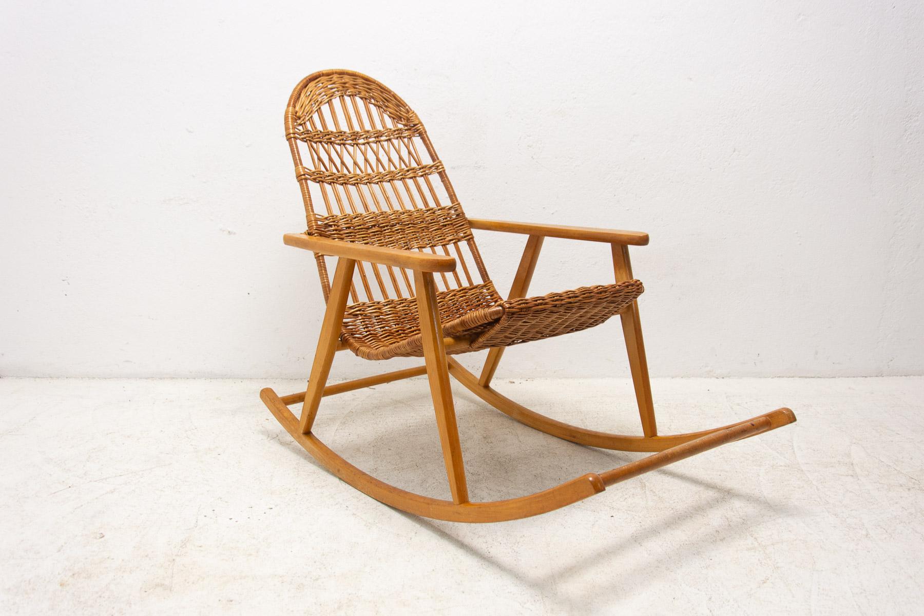 Mid-Century Wicker Rocking Chair, Czechoslovakia, 1970's In Good Condition For Sale In Prague 8, CZ