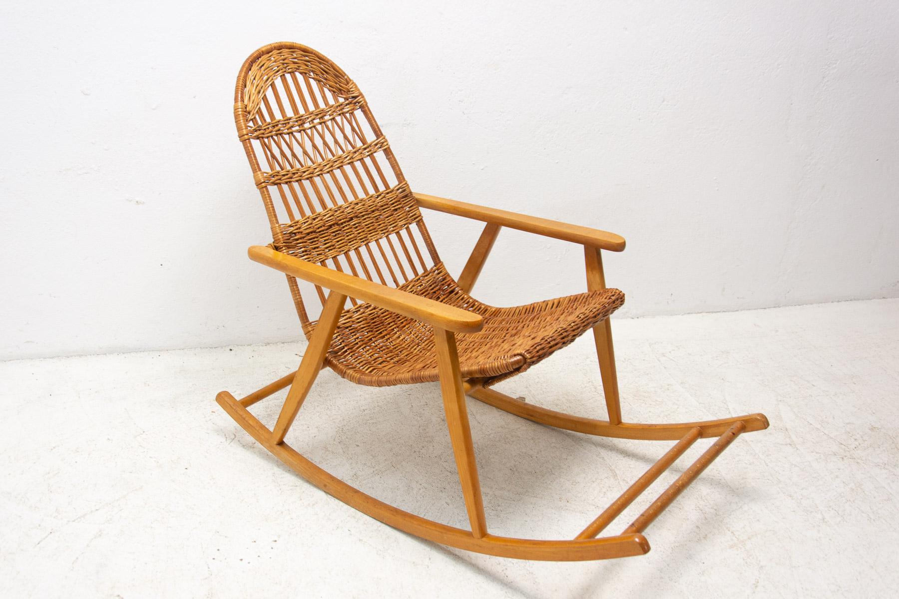 20ième siècle Fauteuil à bascule en osier du milieu du siècle, Tchécoslovaquie, années 1970 en vente